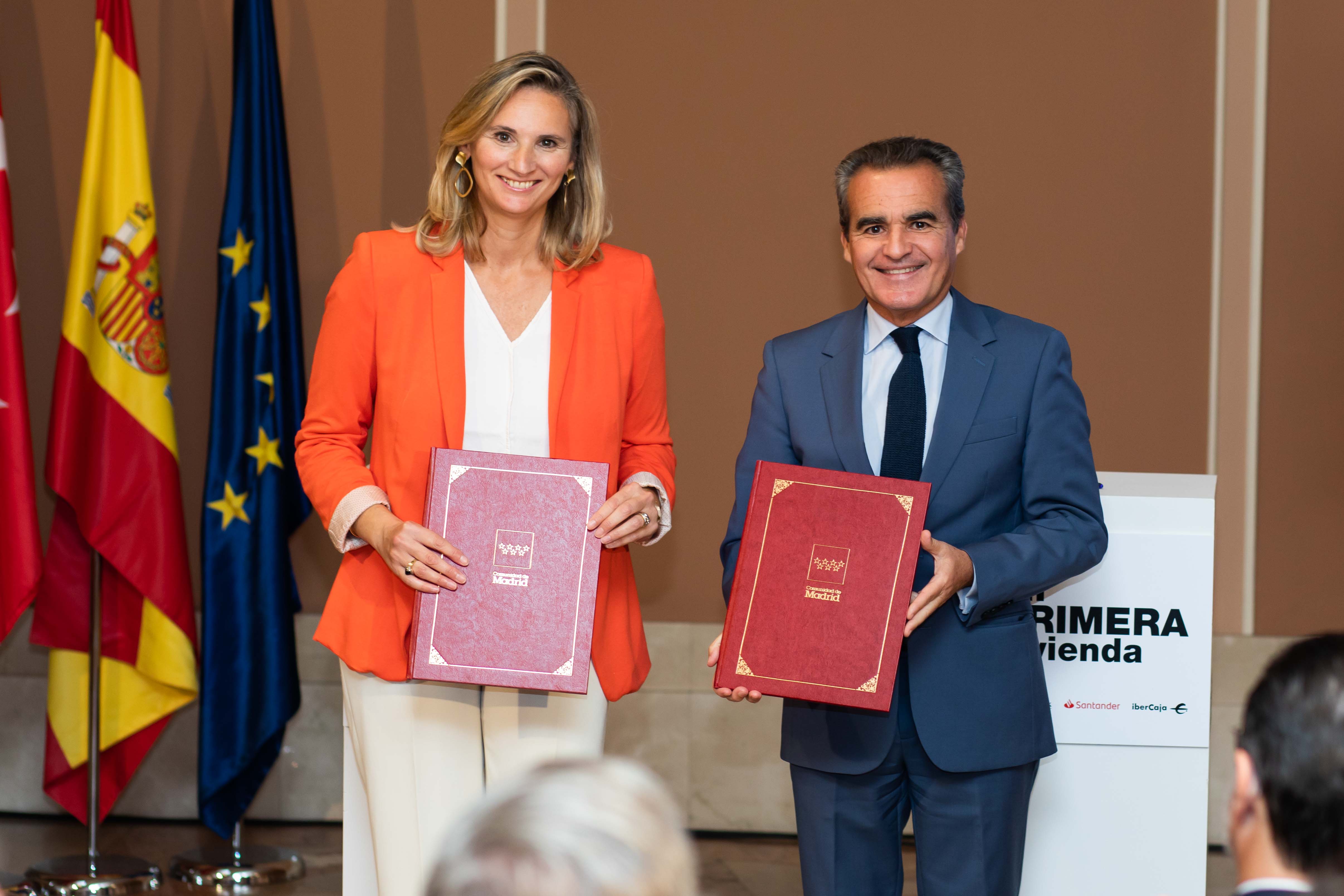 Paloma Martín, consejera de Medio Ambiente, Vivienda y Agricultura de la Comunidad de Madrid; y Rafael Herrador, director territorial de Madrid Metropolitana de CaixaBank.