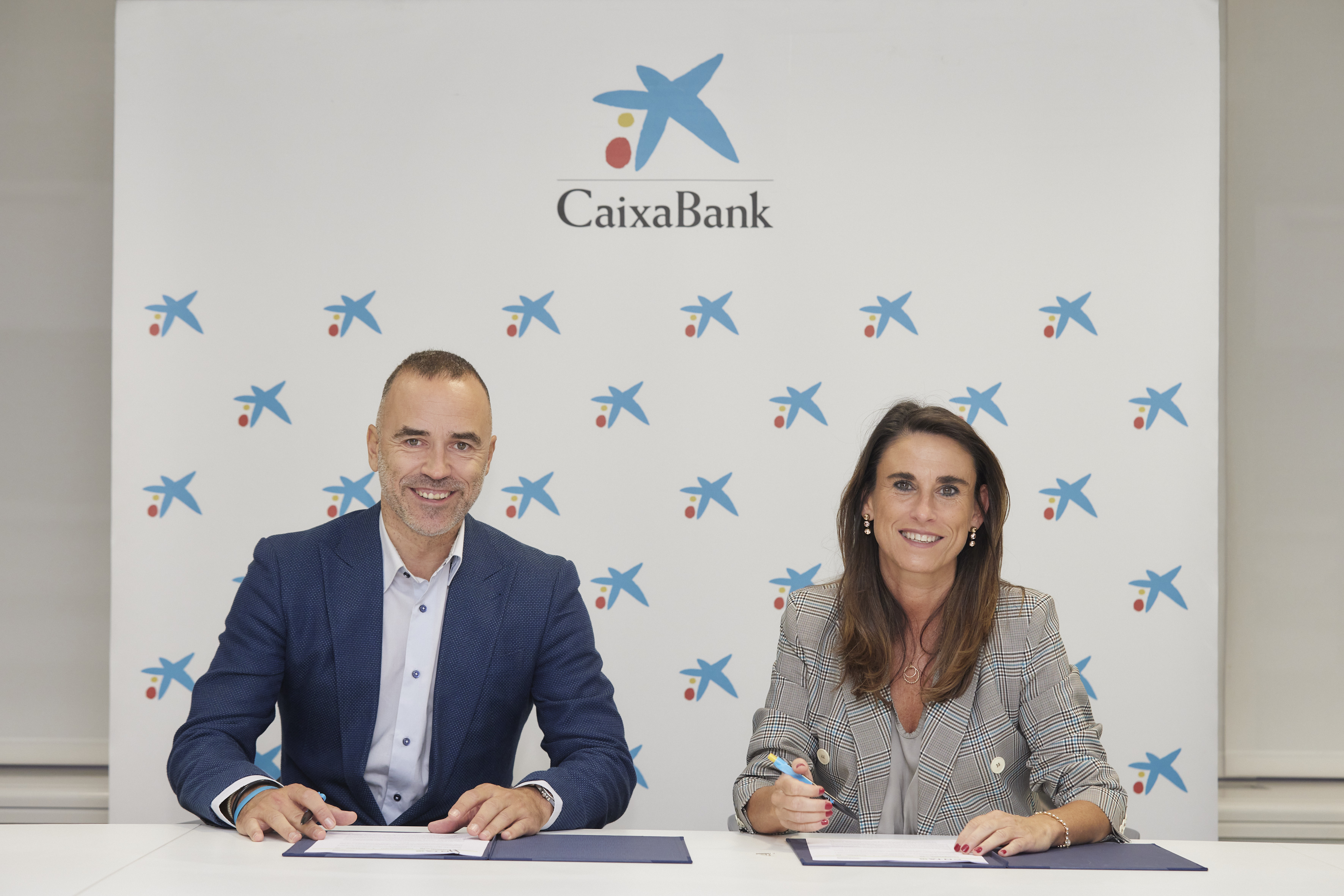 Héctor Barbarin, director general del CNTA, e Isabel Moreno, directora territorial Ebro de CaixaBank.