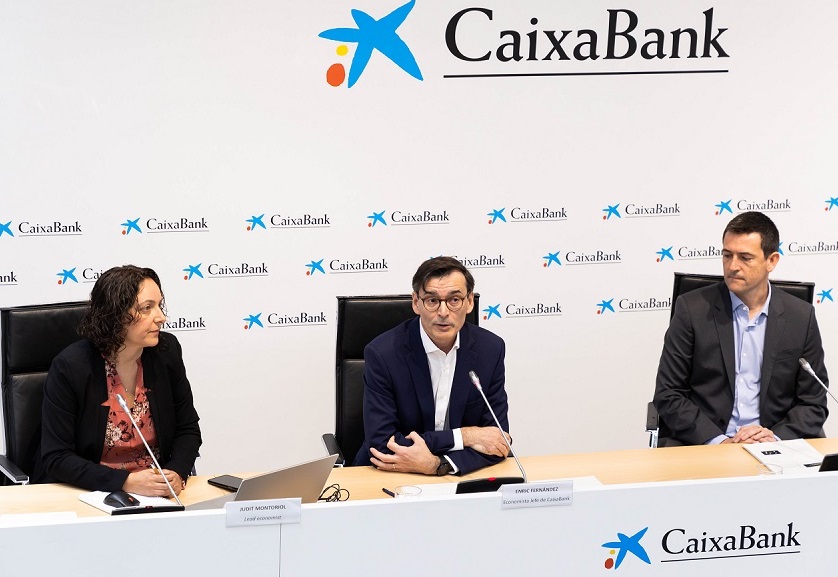 Judit Montoriol, lead economist de CaixaBank Research; Enric Fernández, director de Planificación Estratégica y Estudios de CaixaBank y Economista Jefe; y Oriol Aspachs, director de Economía Española de CaixaBank Research.