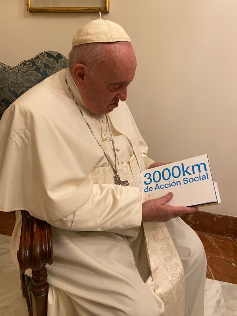 El Papa Francisco con la memoria de los Voluntarios de CaixaBank.