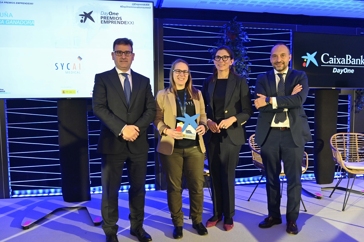 De izquierda a derecha: Josep Mª González, Director Territorial de CaixaBank en Cataluña; Sara Toledano, CEO Sycai Medical; Maria Alsina, Directora Territorial de CaixaBank en Barcelona, y Alberto Moratiel, Relaciones Institucionales de ENISA.