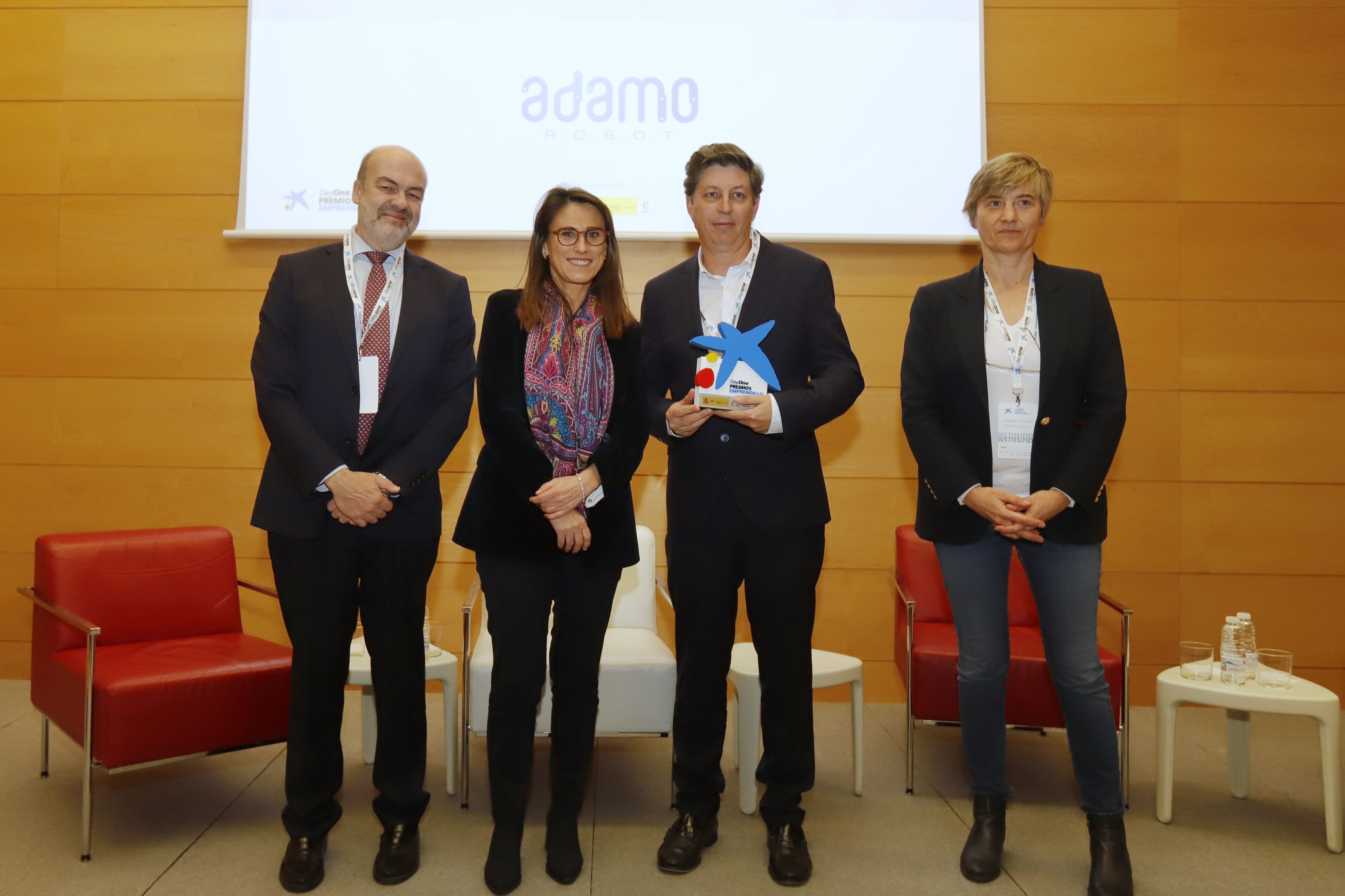 De izda a dcha: Pedro Da Silva director de contabilidad de ENISA, Isabel Moreno, directora de la territorial Ebro de CaixaBank, Carlos Jimenez CEO de Adamo de Robot y Nathalie Beaucourt directora general de Reindustrialización, Innovación e Internalización del Gobierno de La Rioja.