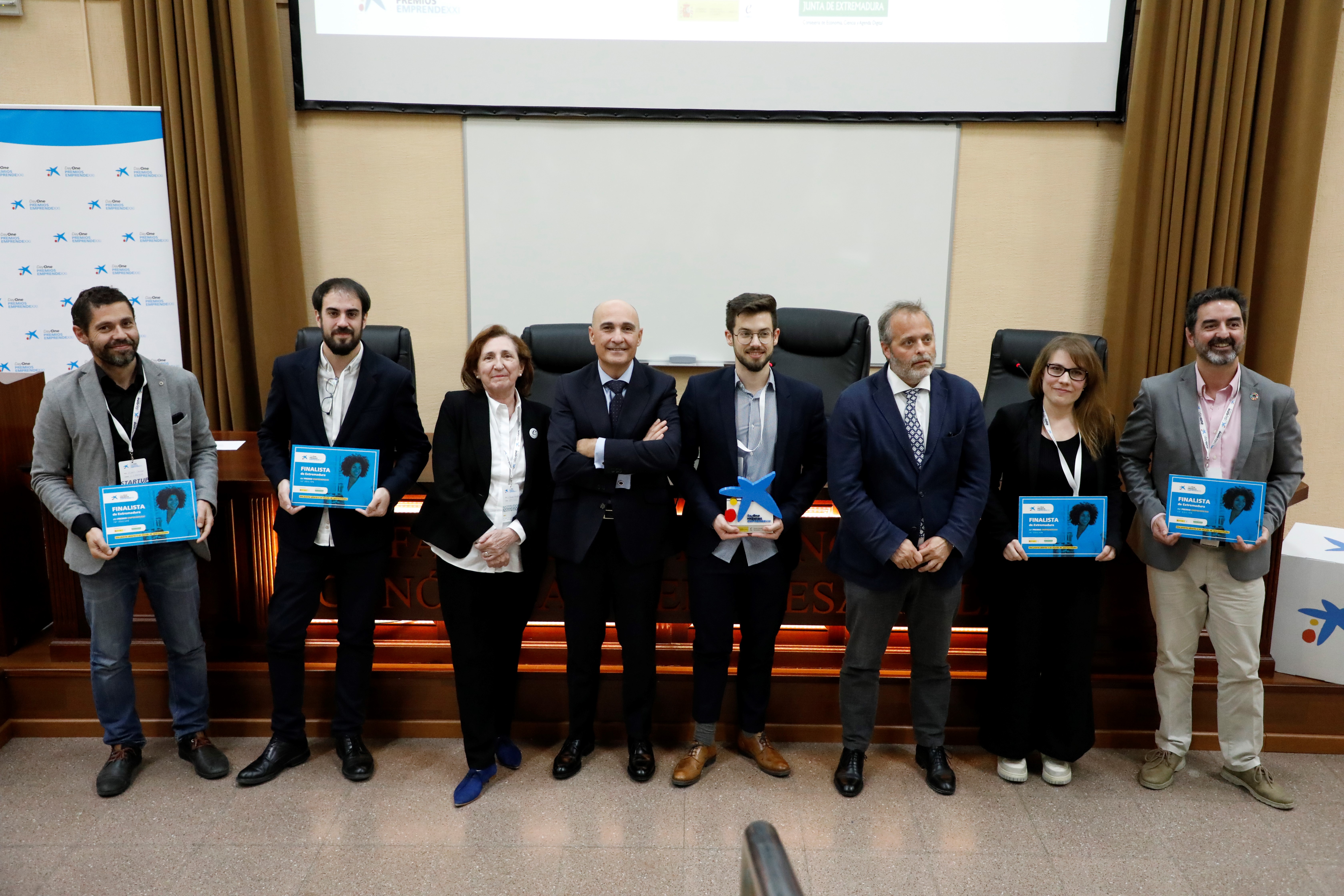 Ganador y finalistas de los Premios EmprendeXXI en Extremadura junto con los miembros del jurado.