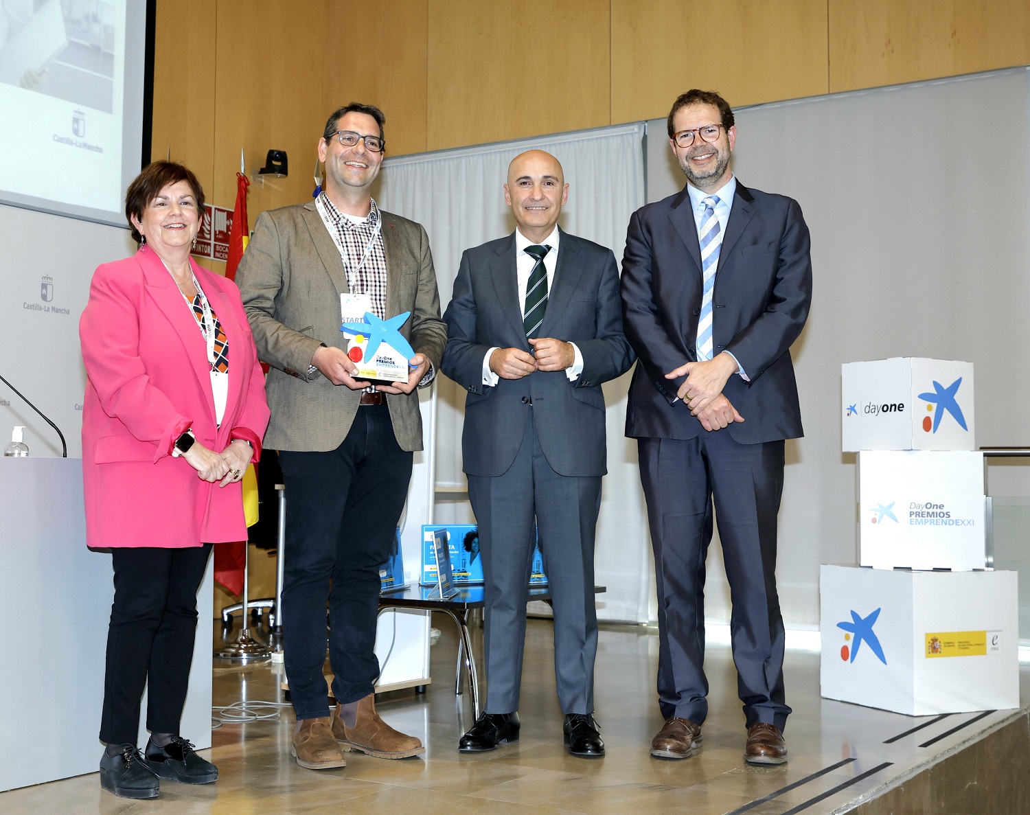 Ganador de los PEXXI en Castilla la Mancha con los representantes institucionales.