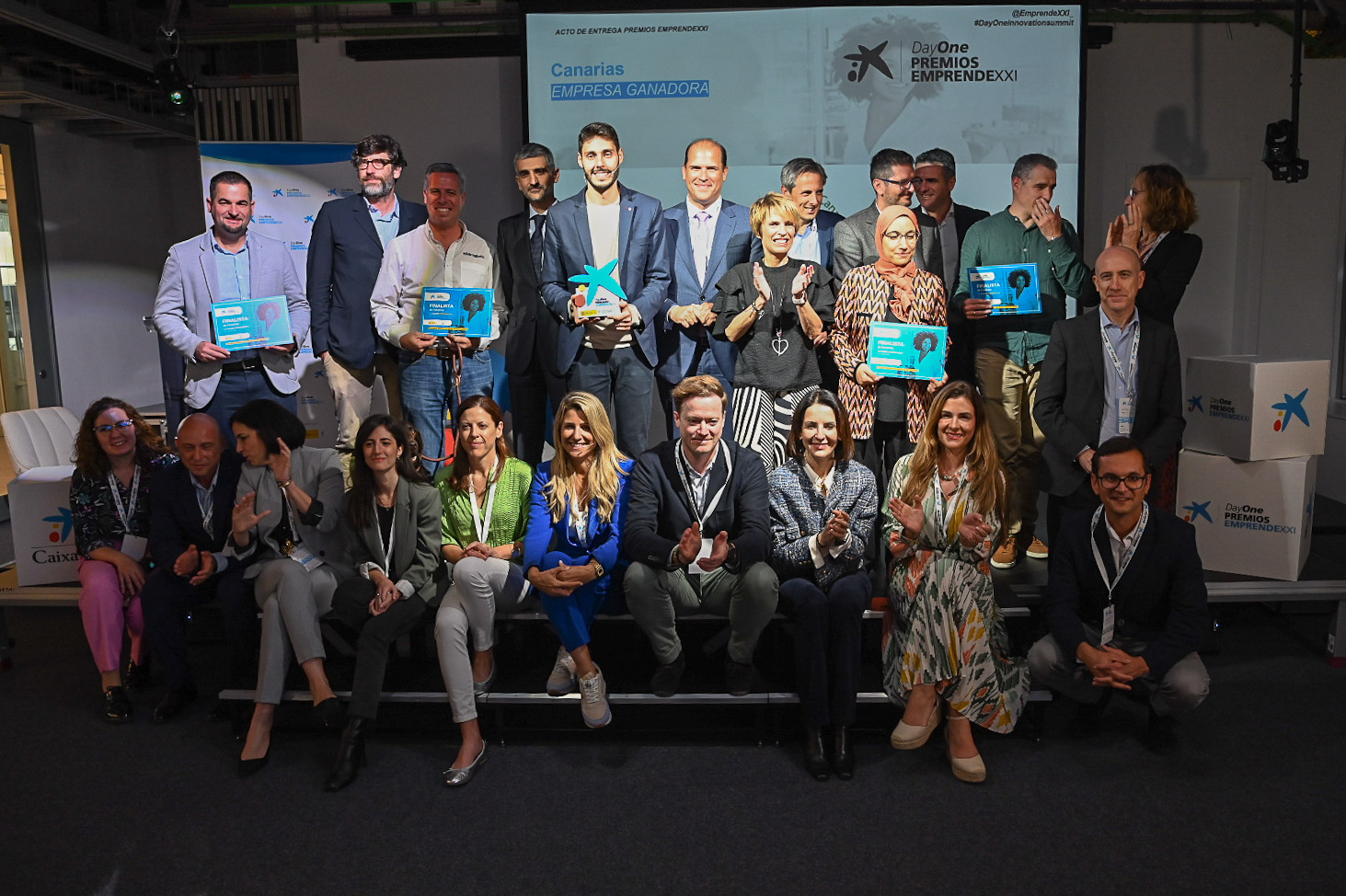 Guanyador i finalistes dels Premis EmprendeXXI a Canàries, juntament amb els representants institucionals i membres del jurat.