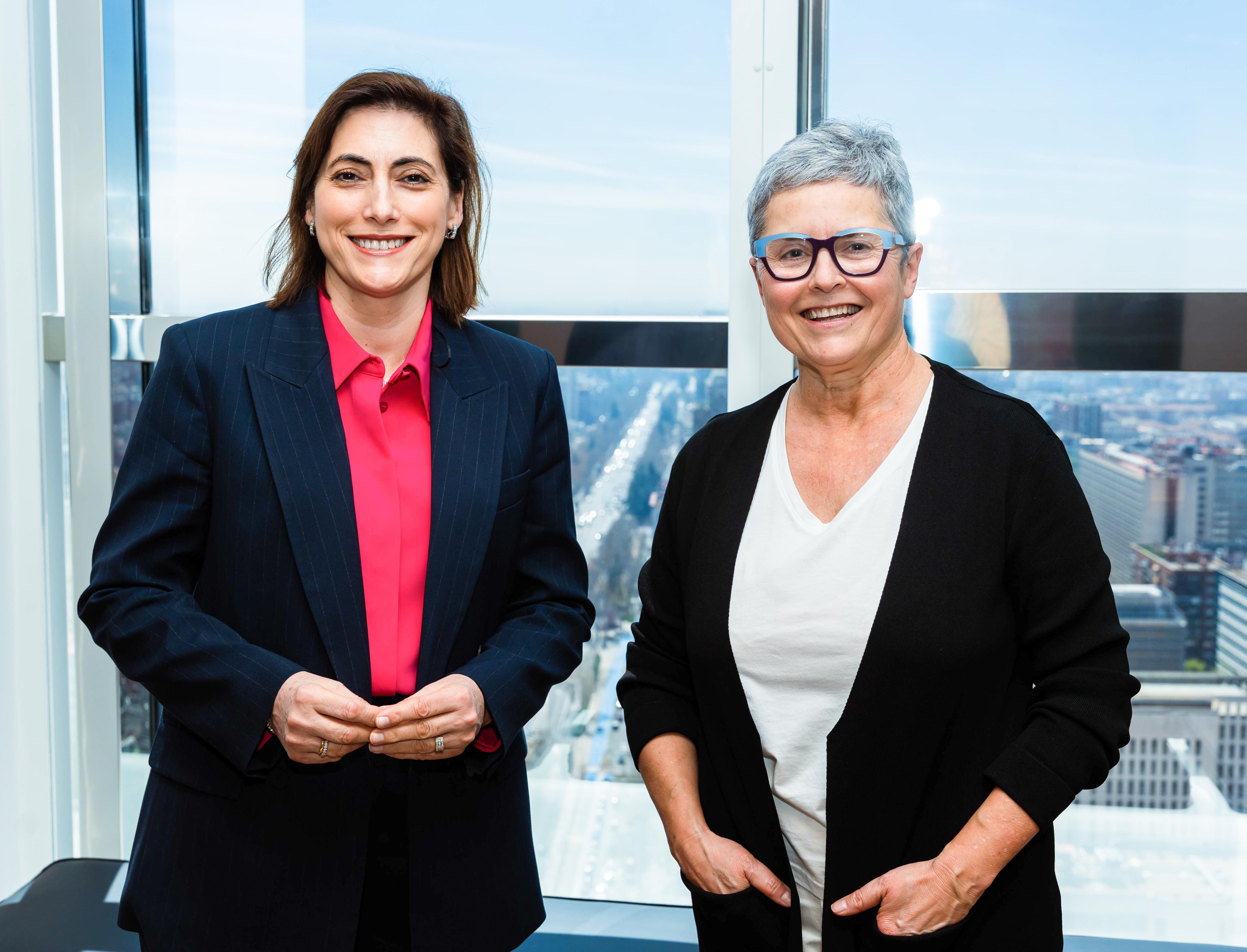 Foto (de izda. a dcha.): La directora de Comunicación y Relaciones Institucionales de CaixaBank, María Luisa Martínez Gistau, y la directora de la Feria del Libro de Madrid, Eva Orúe.