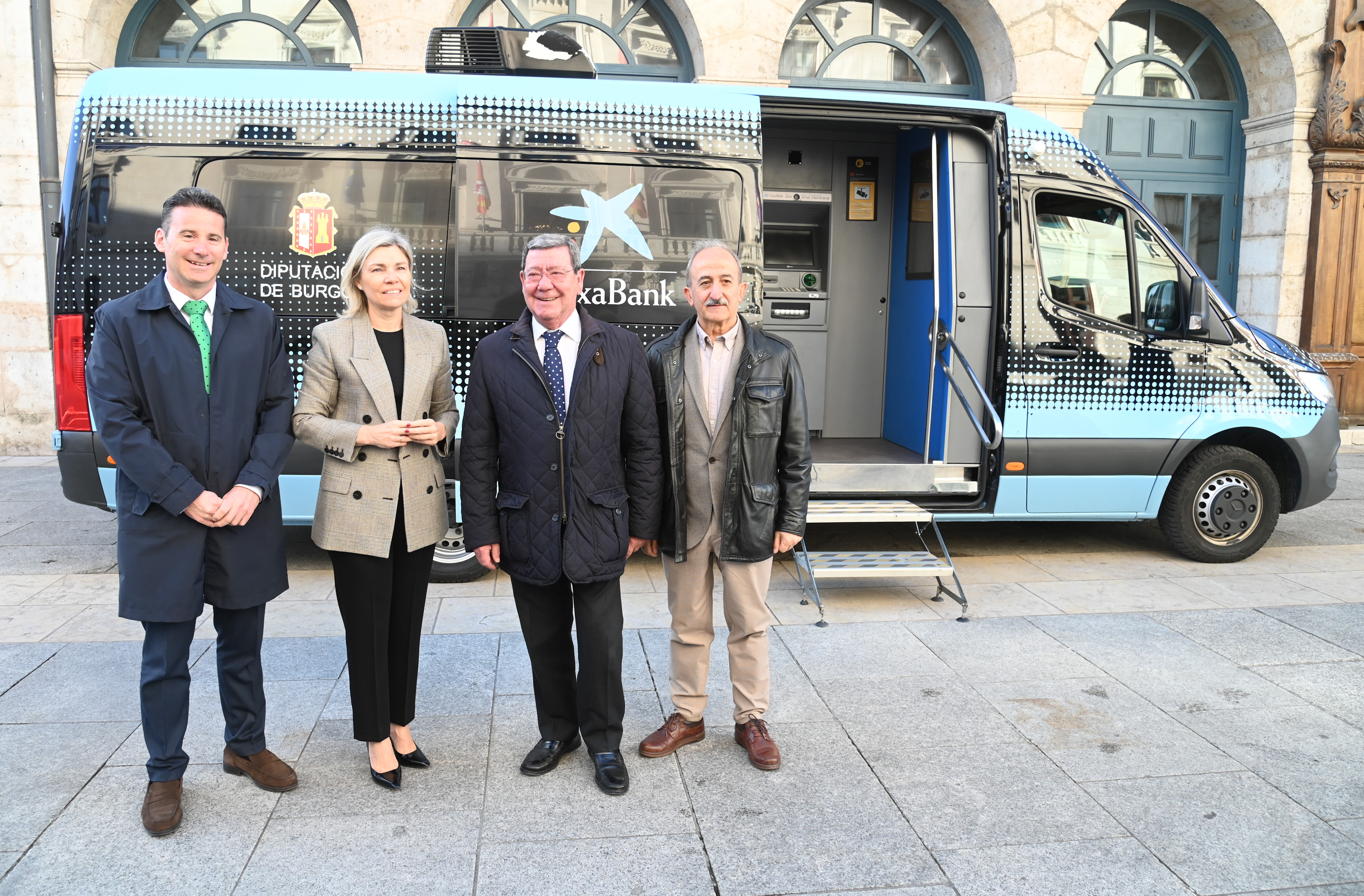 Foto (de izda. a dcha.): el director de Instituciones de CaixaBank en Castilla y León, Alberto Navarro; la directora territorial de CaixaBank en Castilla y León, Belén Martín; el presidente de la Diputación de Burgos, César Rico, y el diputado del SAJUMA Ramiro Ibáñez.