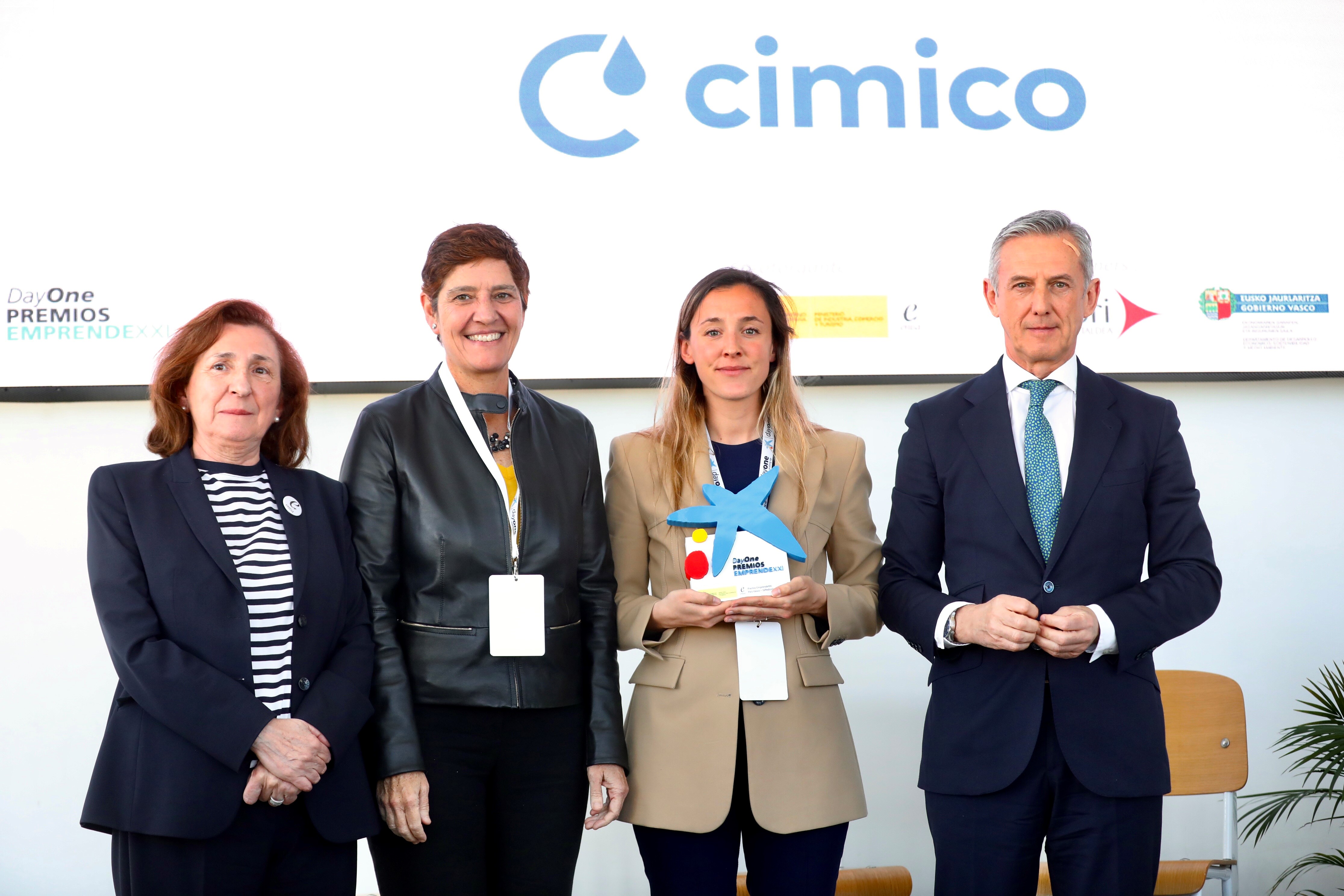 Ganador de los Premios EmprendeXXI en Euskadi con los representantes institucionales.