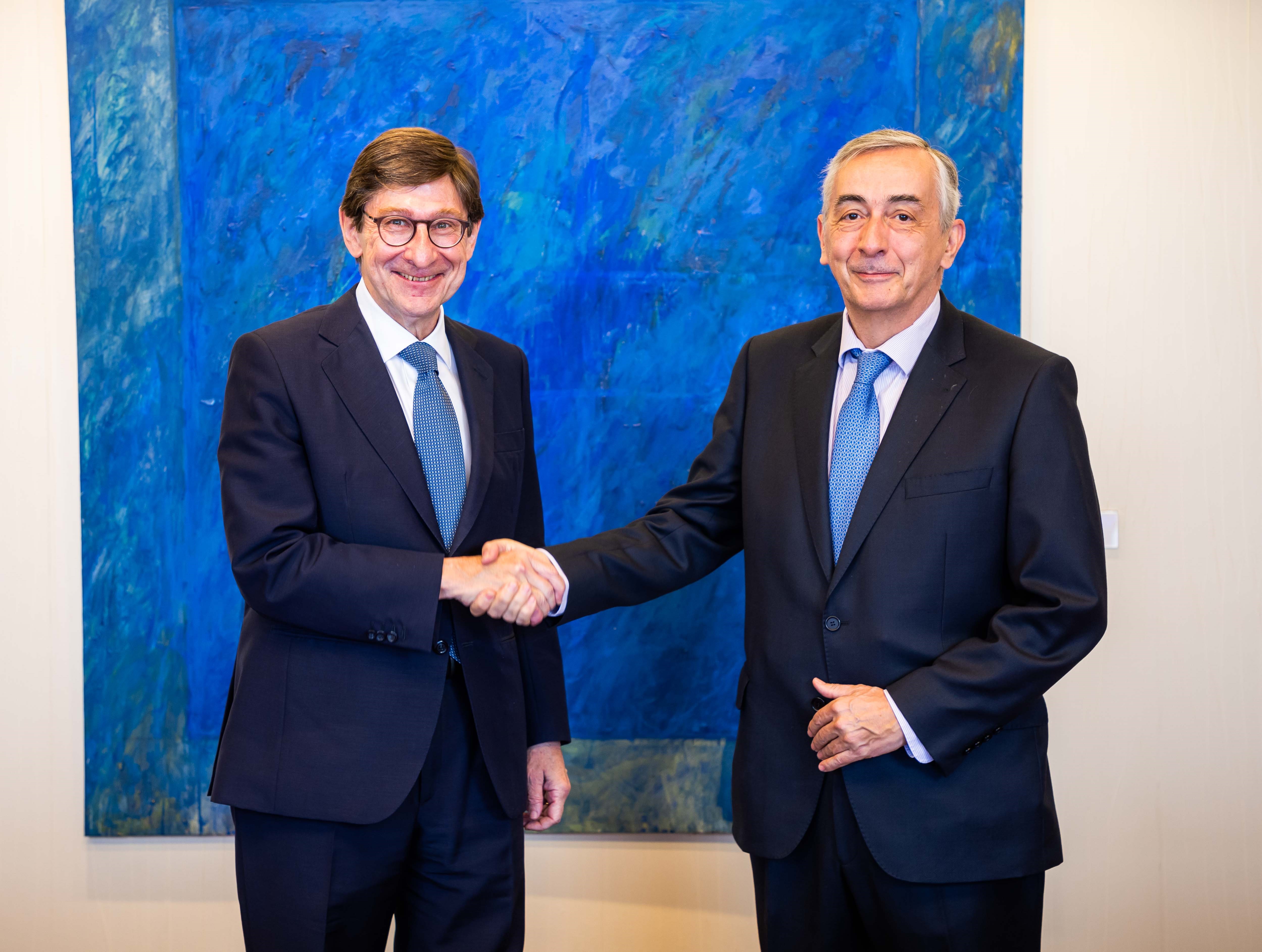 José Ignacio Goirigolzarri, presidente de CaixaBank, y el director general de Funcas, Carlos Ocaña, firman el acuerdo de renovación.