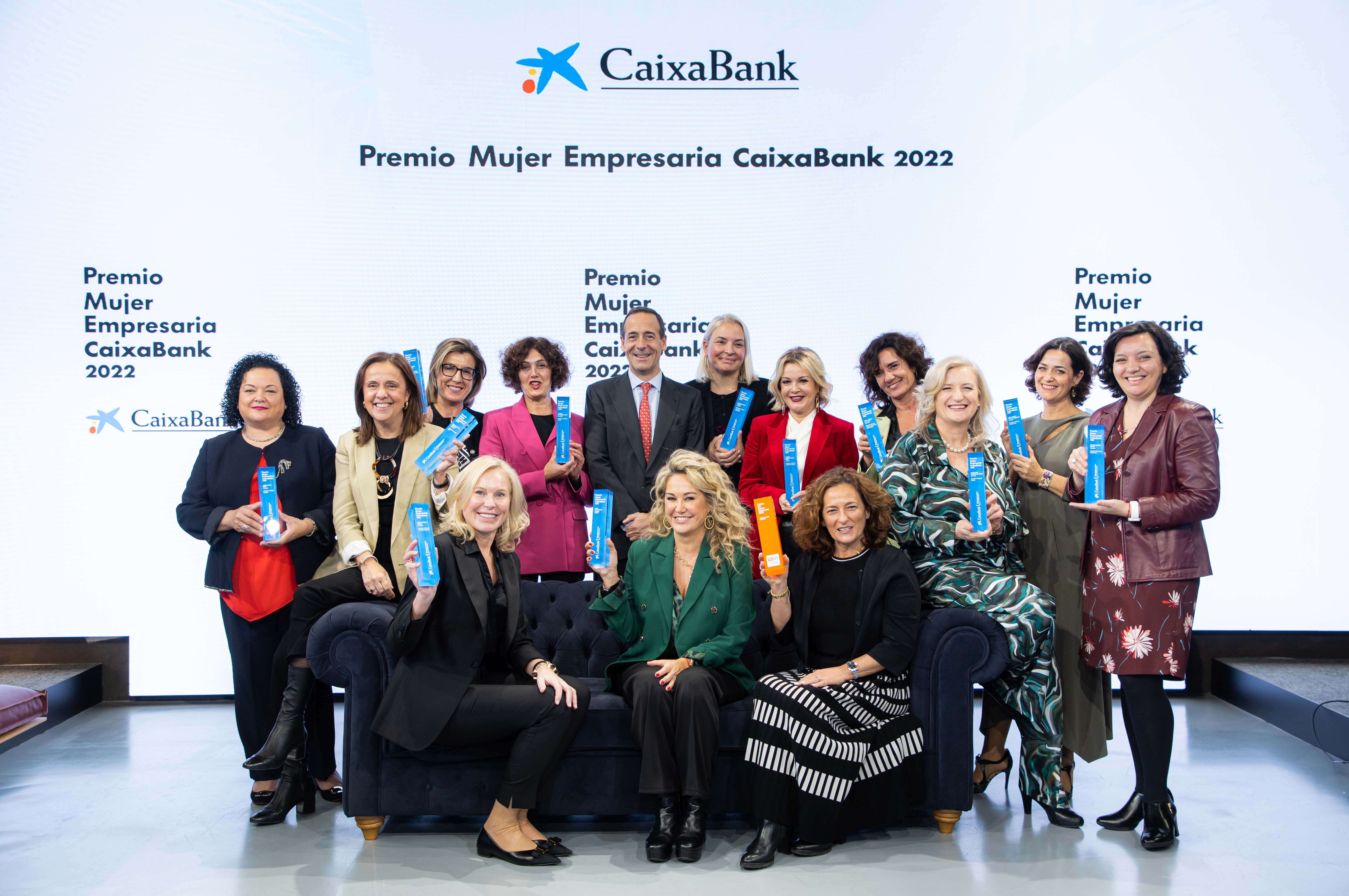 Gonzalo Gortazar, CaixaBank CEO, with the awardees of the “Women in Business Awards” 2022.