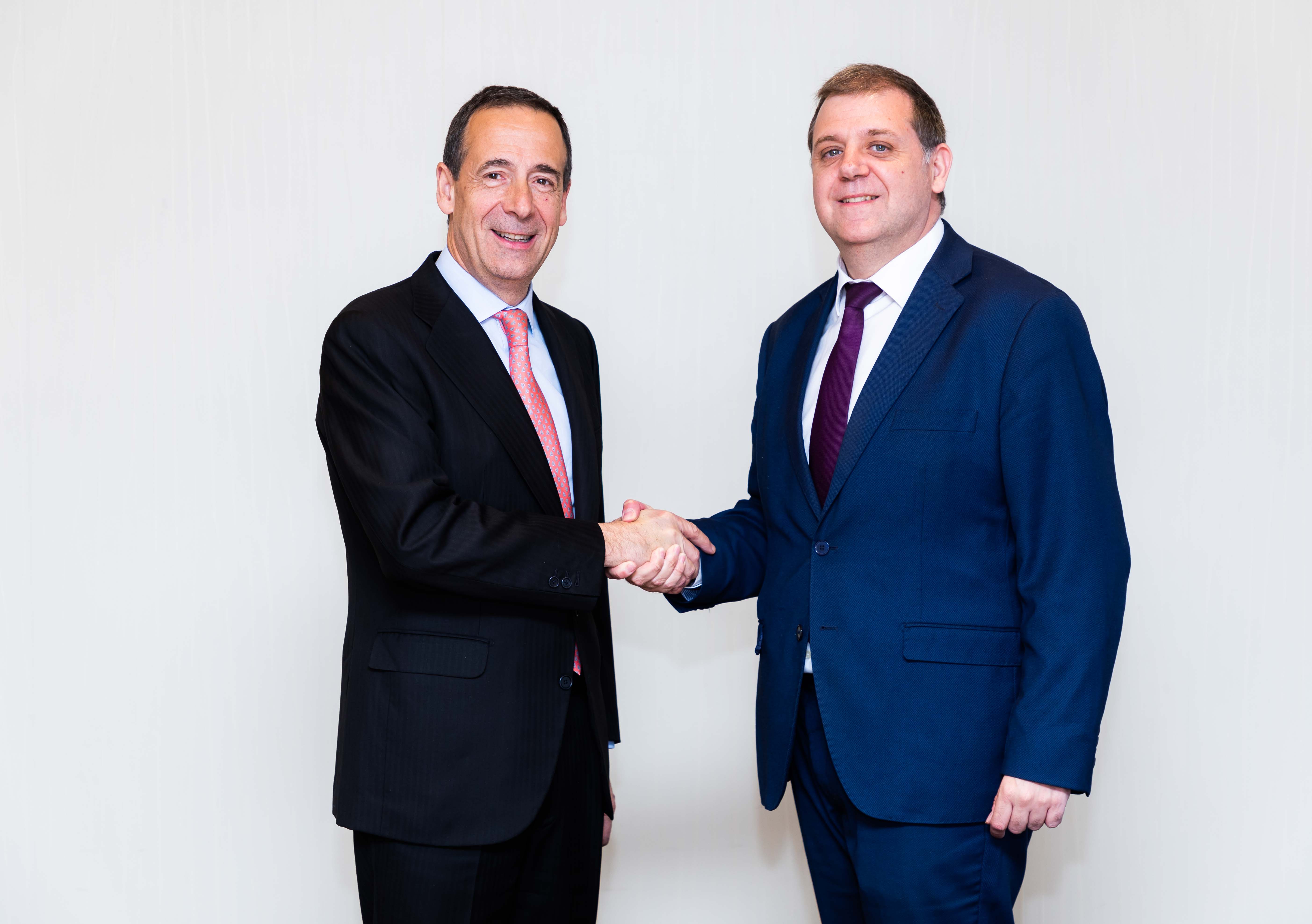 Gonzalo Gortazar, CEO of CaixaBank, and Juan Manuel Serrano, President of Correos.
