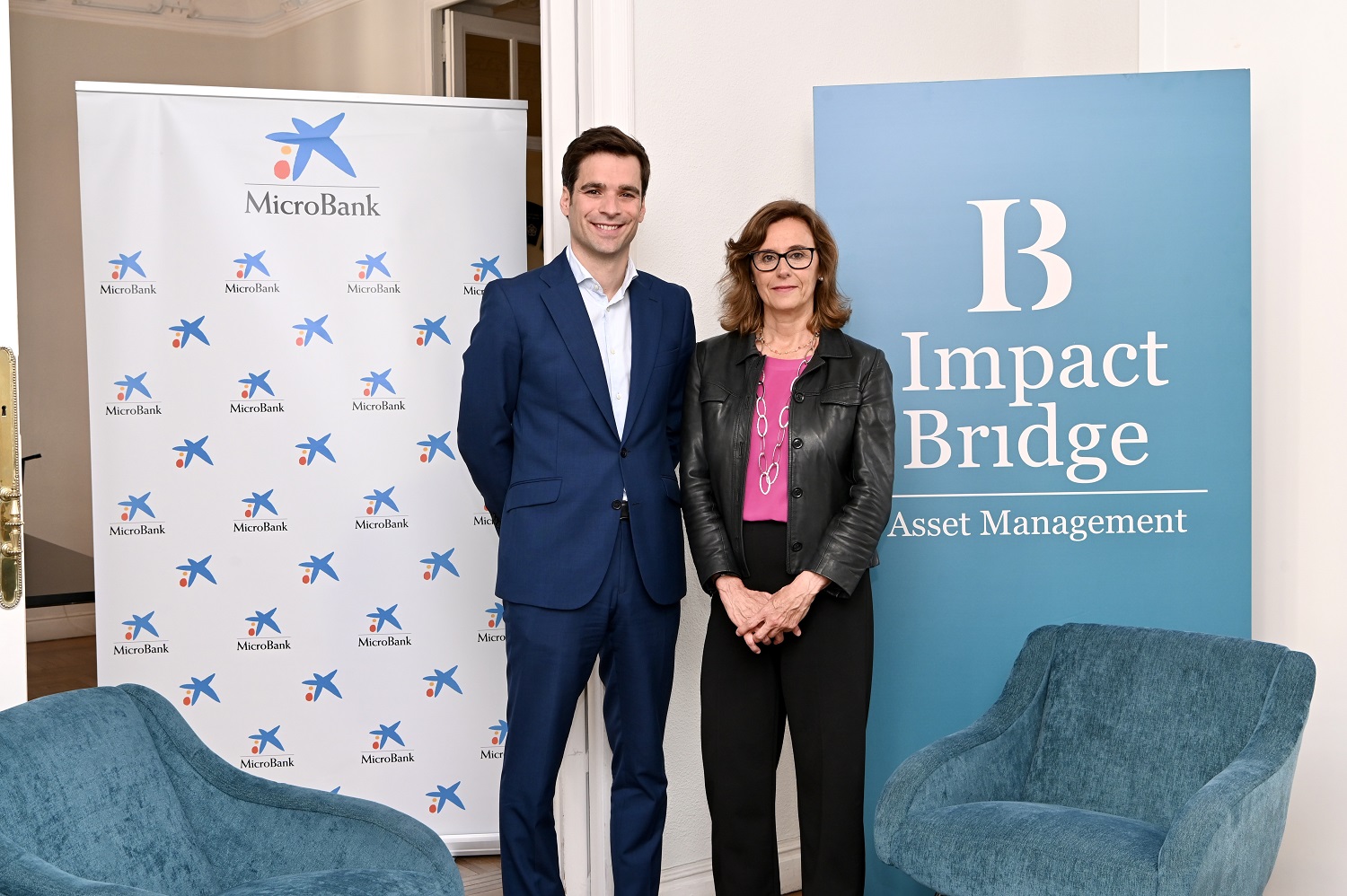 Arturo Benito, director general y cofundador de Impact Bridge, y Cristina González Viu, directora general de MicroBank.