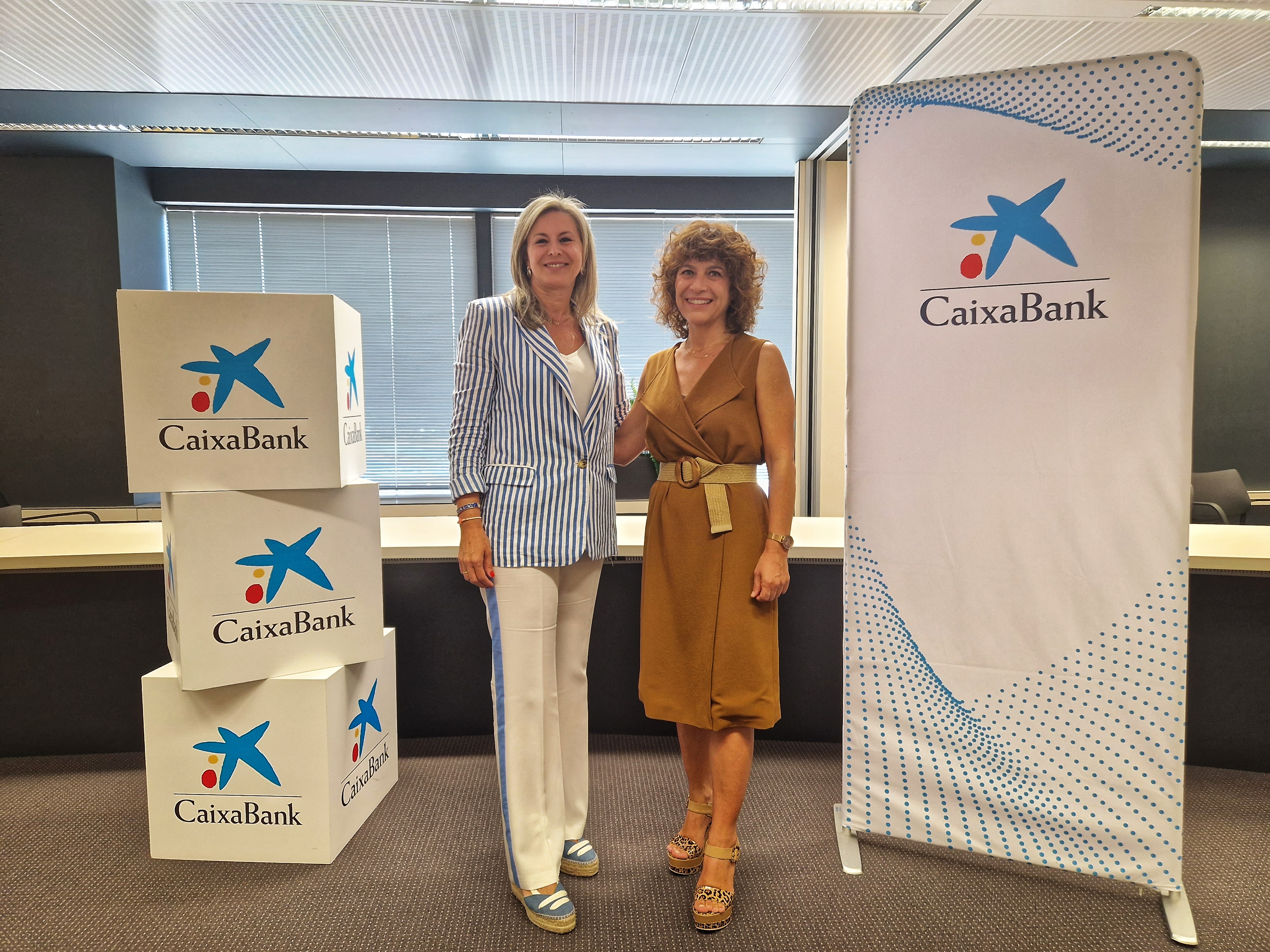 (De izquierda a derecha): Olga García, directora territorial de CaixaBank en Comunidad Valenciana y Región de Murcia con Encarna Ortiz, CEO de Grupo Vigilant.