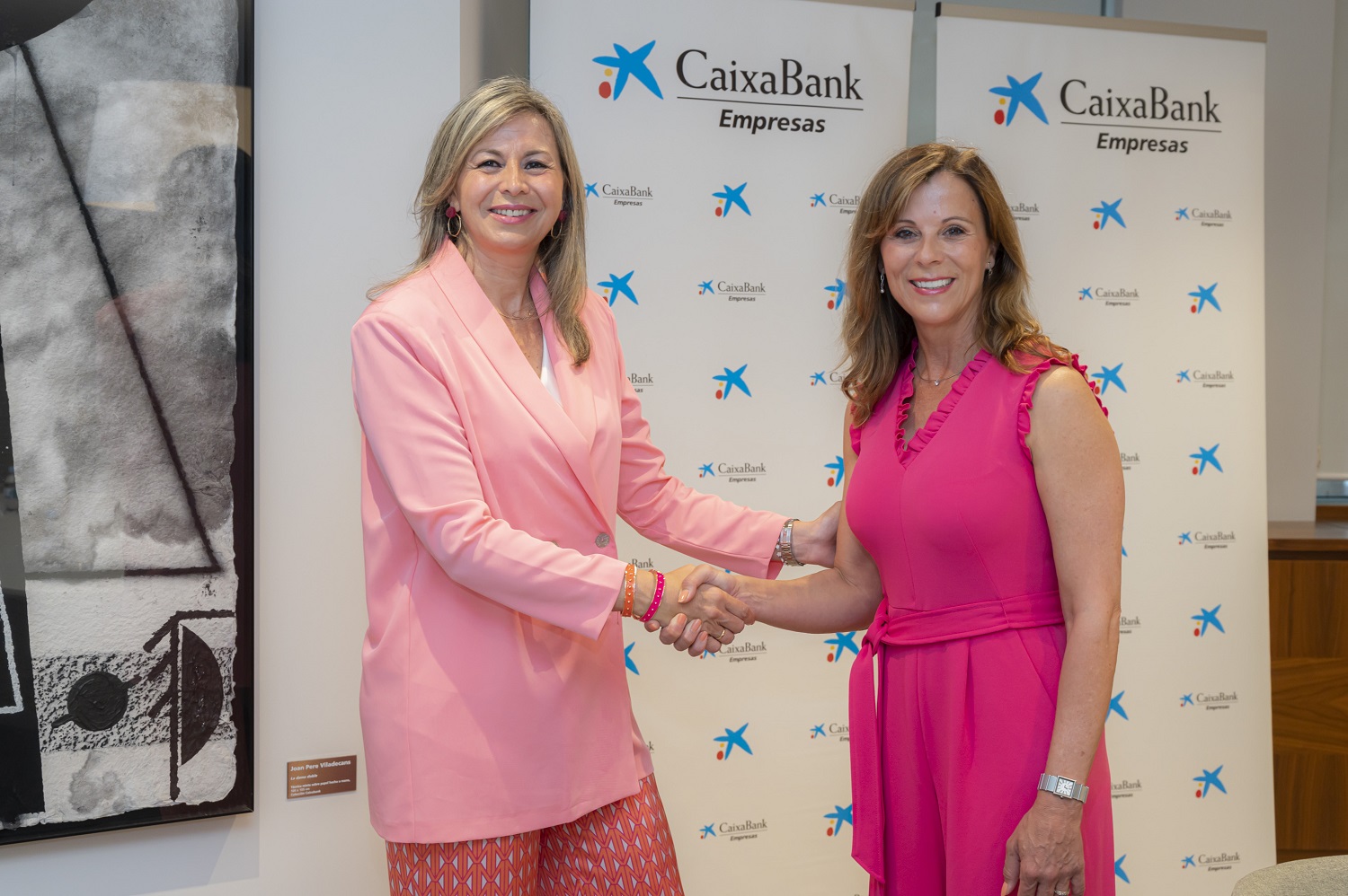 (De izquierda a derecha) Olga García, directora territorial de CaixaBank en la Comunitat Valenciana y Región de Murcia, y Maite Marín, directora general del colegio Mas Camarena.