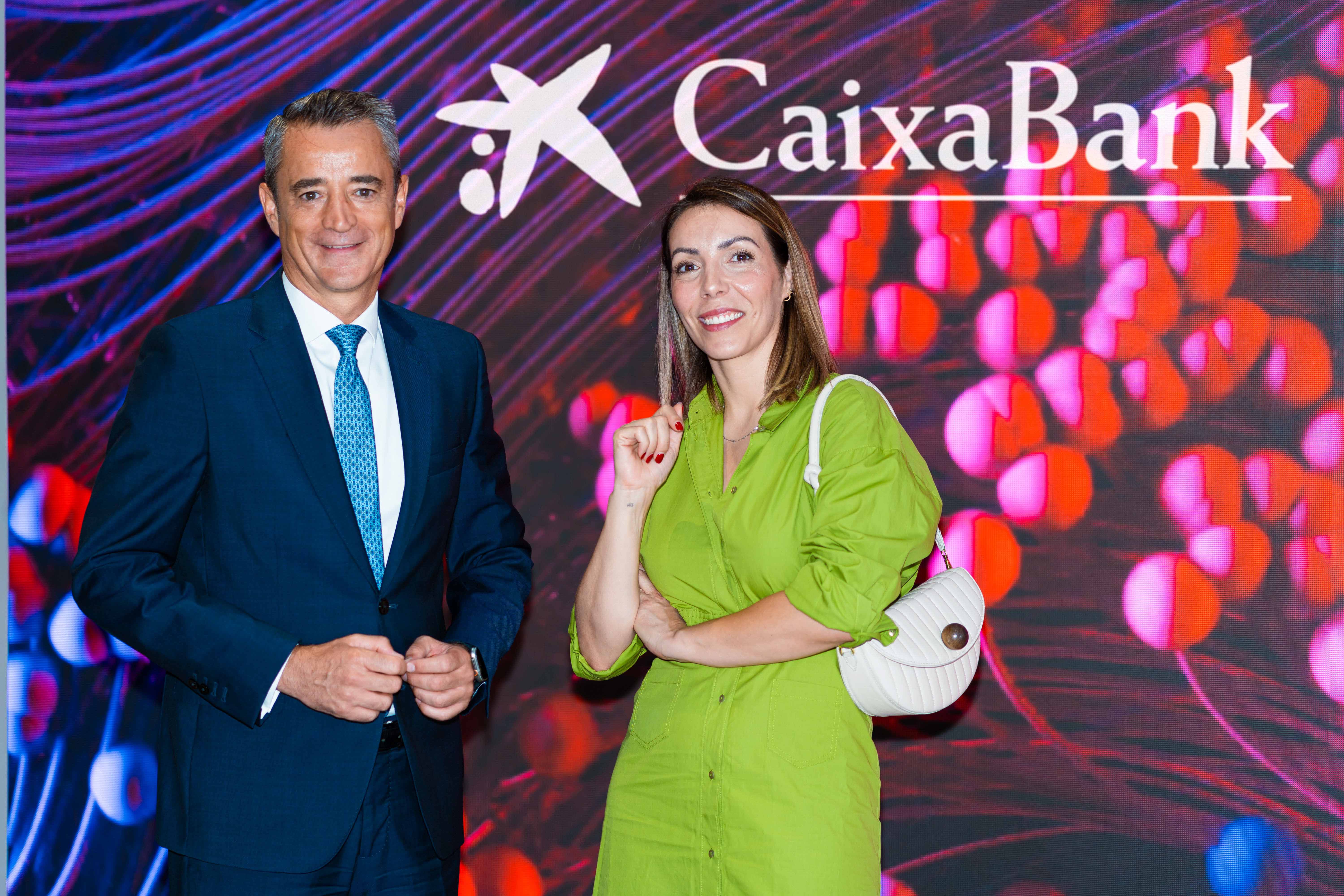 Carmen López Serrano, CEO de Vegenal S.A., con Juan Luis Vidal, director territorial de CaixaBank en Castilla-La Mancha y Extremadura (Autor: Israel González de la Arena).