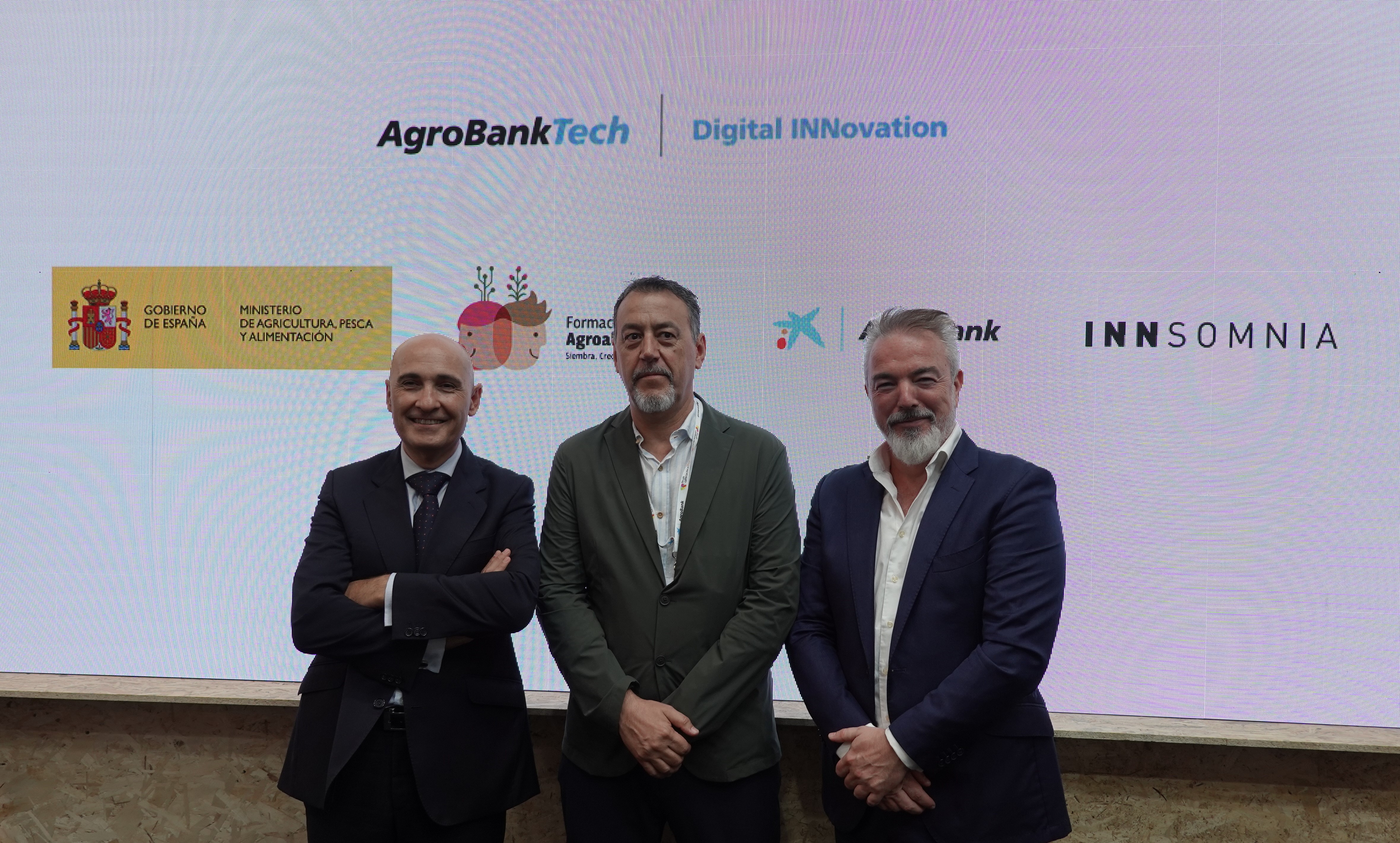 De izquierda a derecha, Jaime Campos, director de AgroBank, José Ángel González, agritech general manager de Innsomnia y Carlos Seara, director de Red AgroBank.