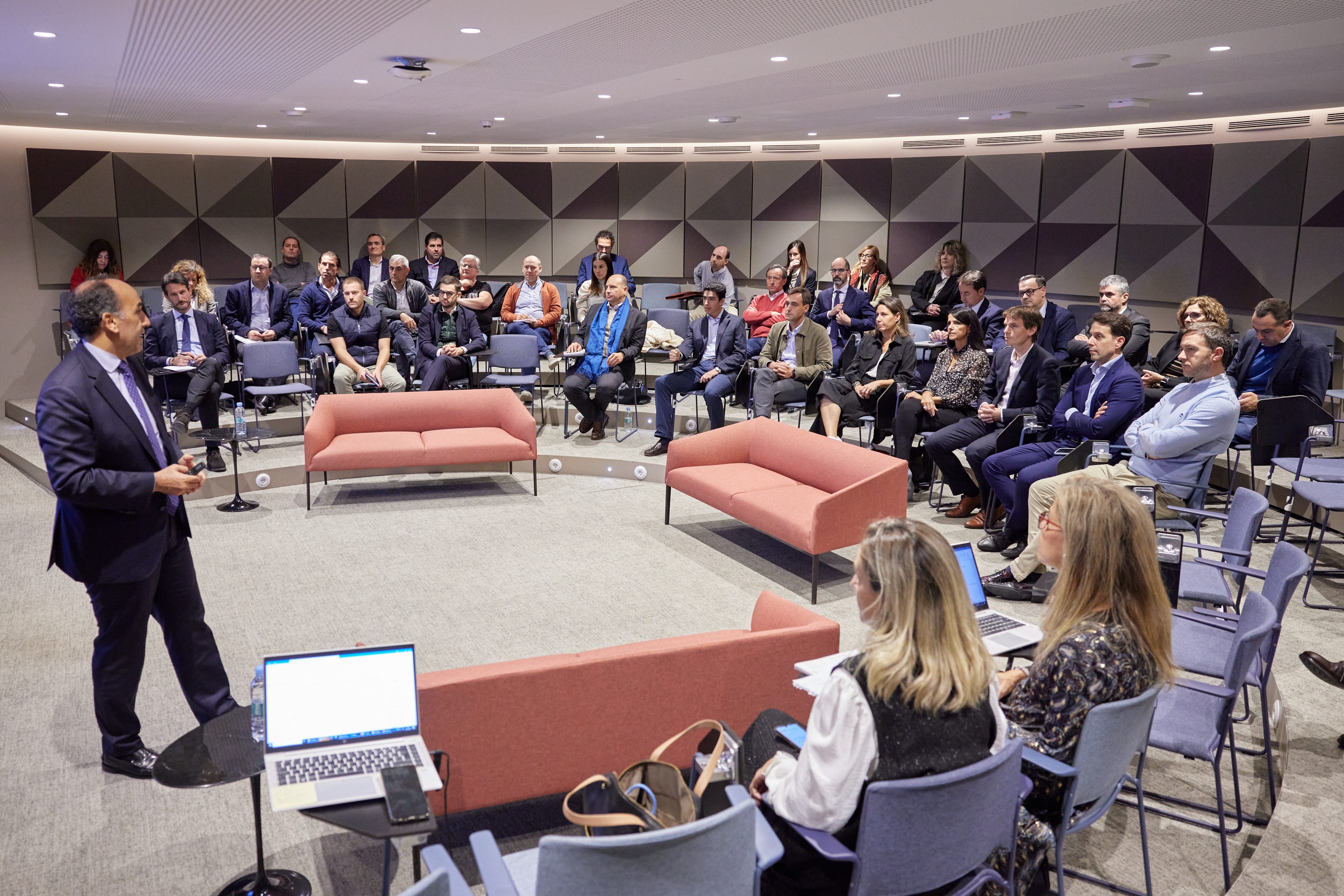 Un momento de la jornada sobre Sostenibilidad celebrada en la sede de CaixaBank en Pamplona