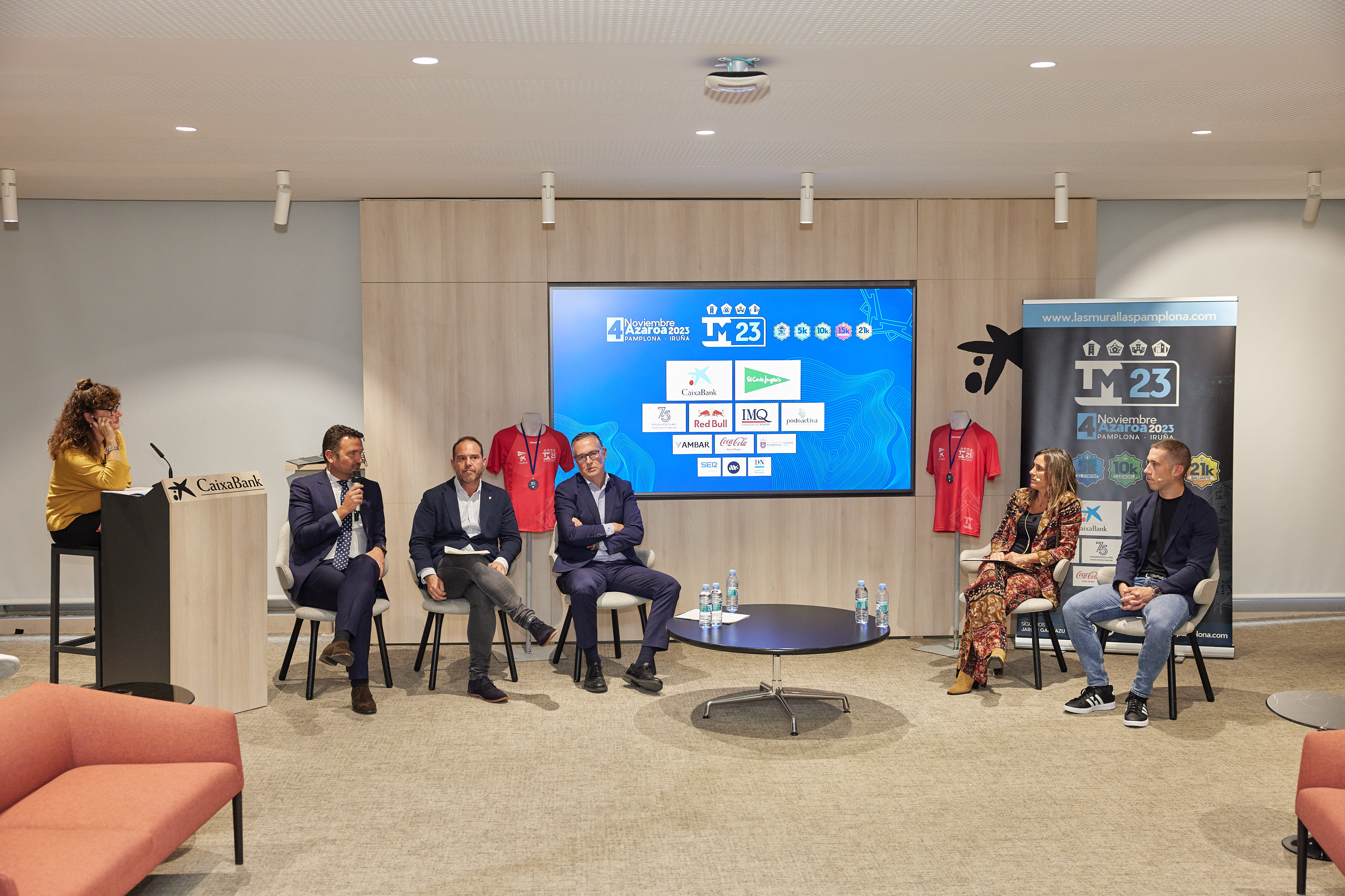 Presentación de la Carrera de las Murallas en la sede de CaixaBank en Pamplona