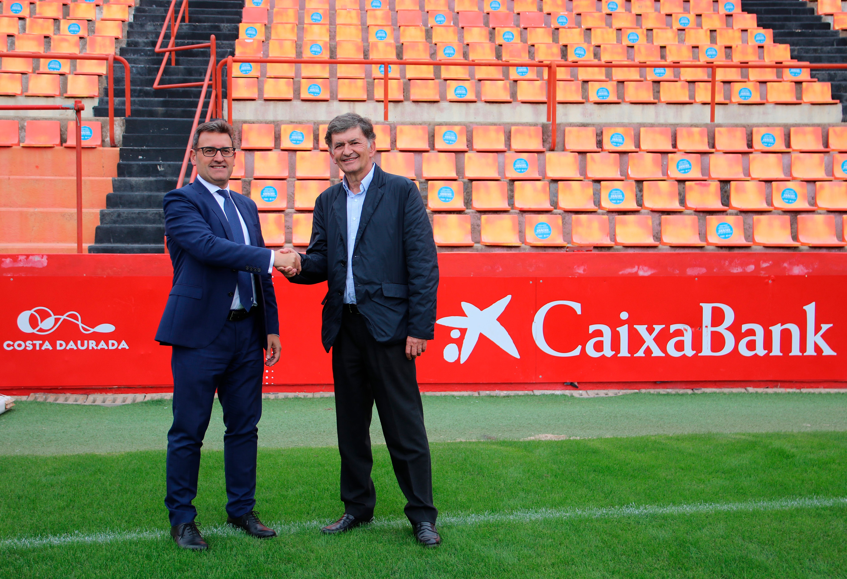 Josep Maria Gonzàlez, director territorial de CaixaBank en Catalunya, y Josep Maria Andreu, presidente del Nàstic Tarragona, han firmado la renovación del acuerdo de patrocinio