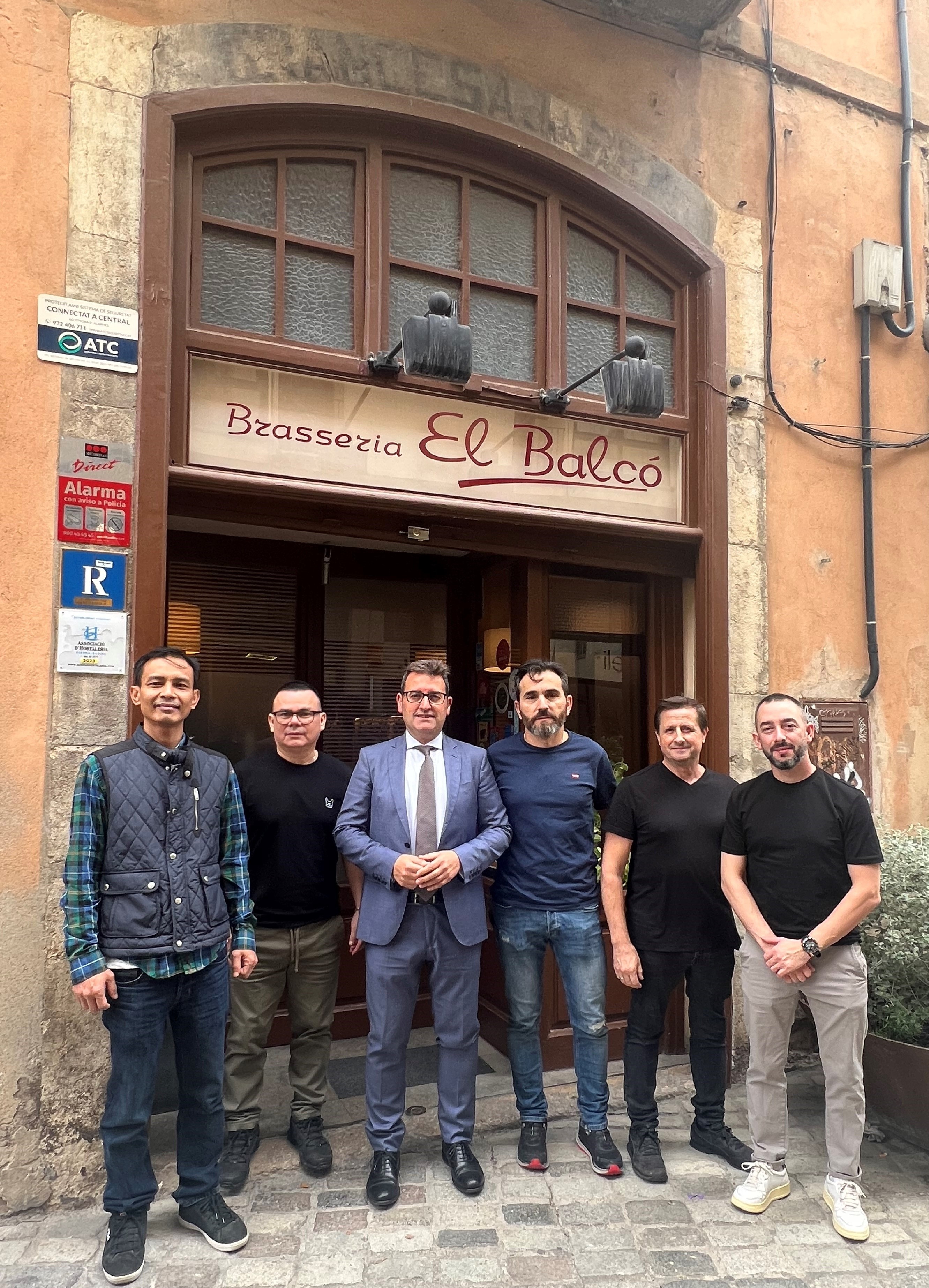 Emprenedors restaurant El Balcó i el director territorial de CaixaBank en Catalunya