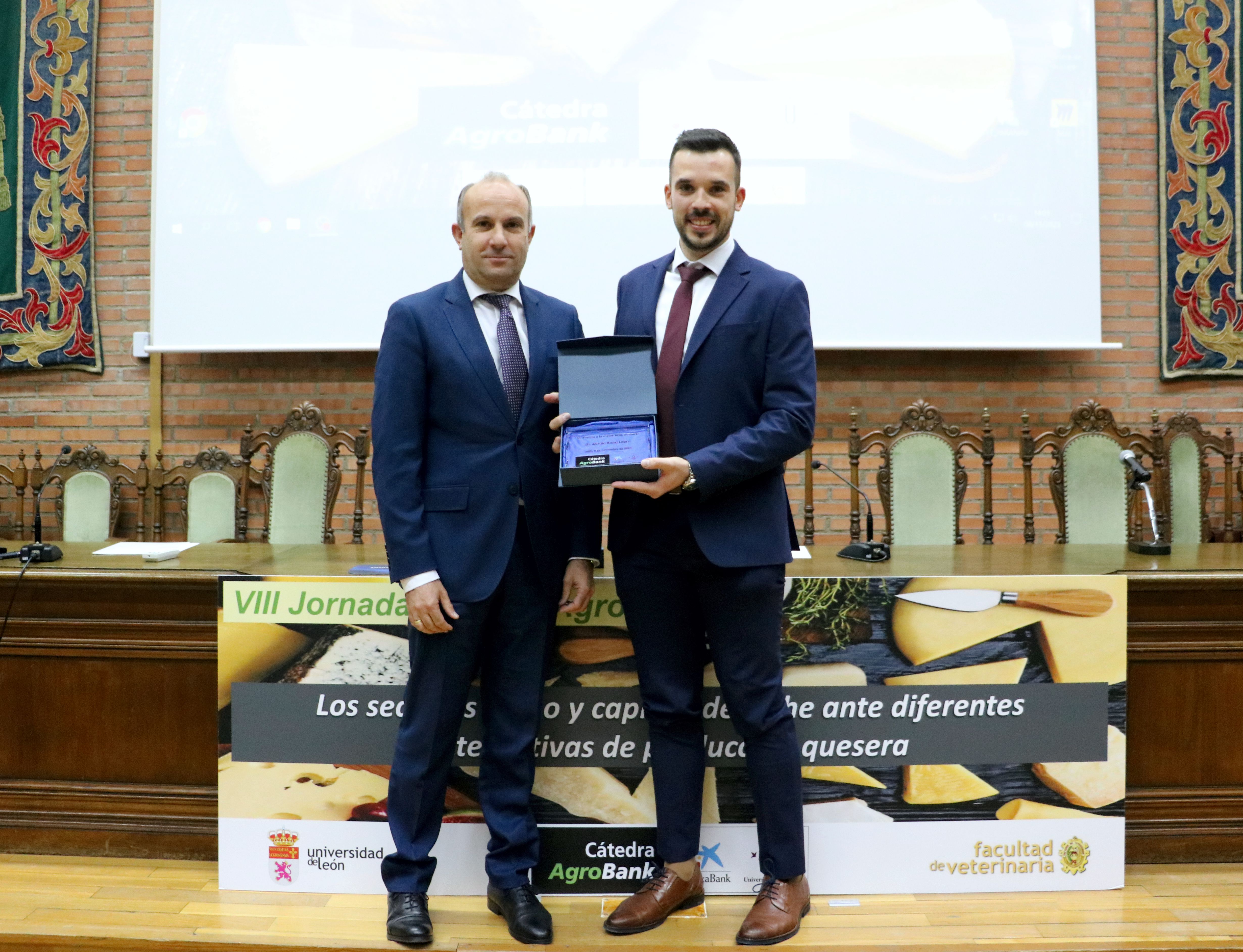 Jesús López Jiménez, director de AgroBank en la DT de Castella i Lleó, i Adrián Bozal Leorri, guanyador del VII Premi de la Càtedra AgroBank a la Millor Tesi Doctoral.