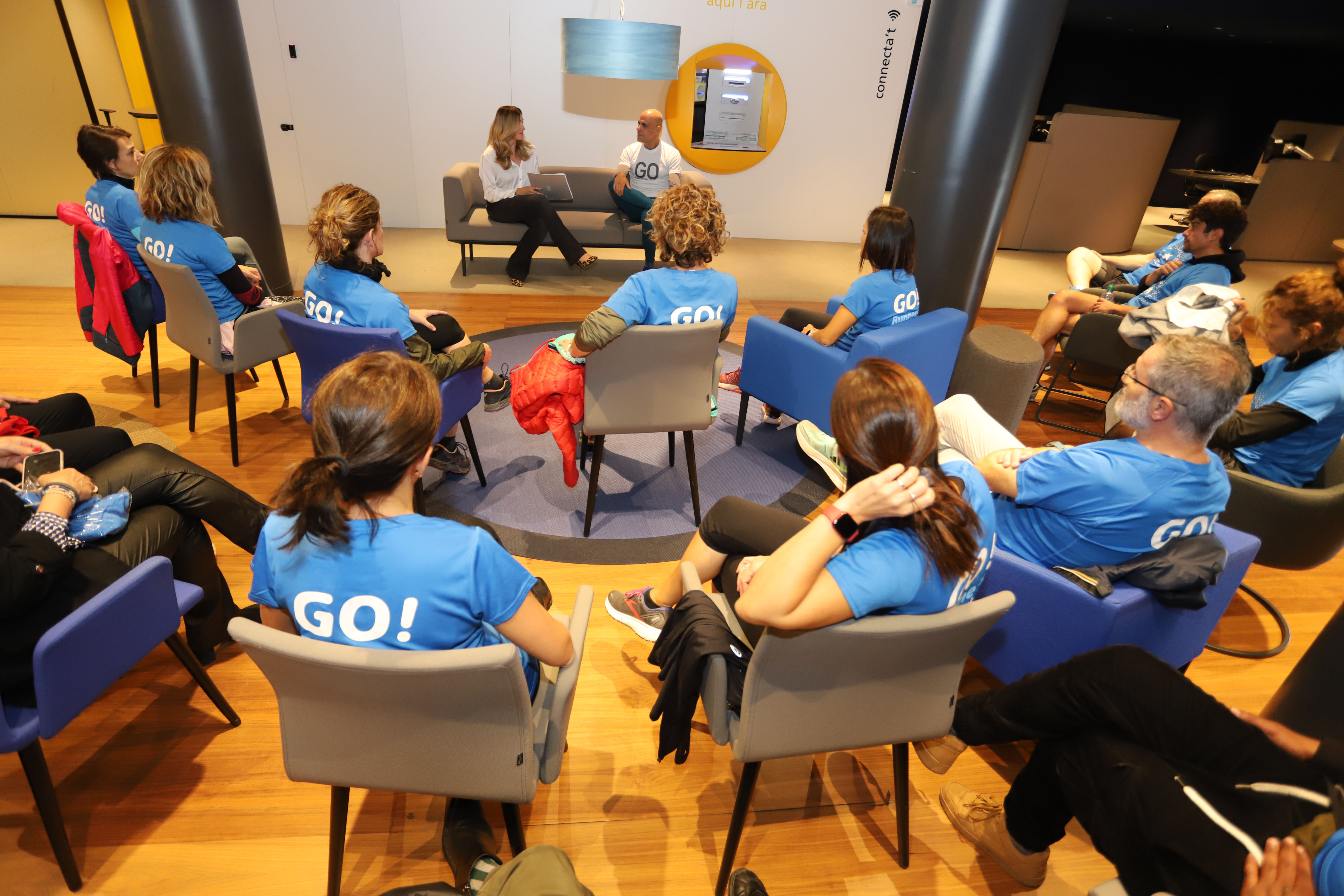 Reyes Estévez conversa amb els assistents a la jornada organitzada a l’oficina Store Santa Clara de Girona