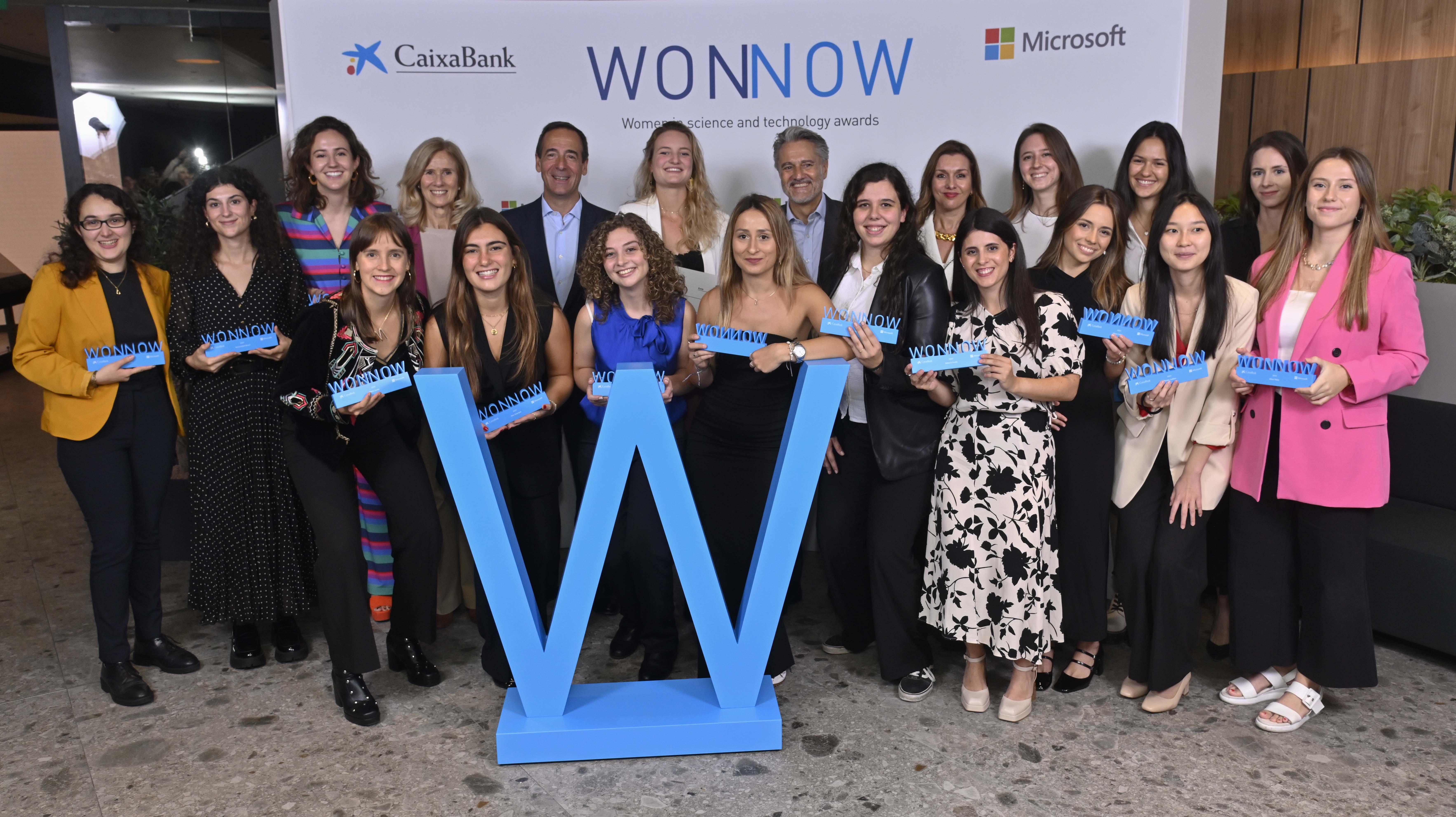 Ganadoras de la 6ª edición de los Premios WONNOW con Gonzalo Gortázar, Alberto Granados, Cristina Garmendia y Silvia Hernández.
