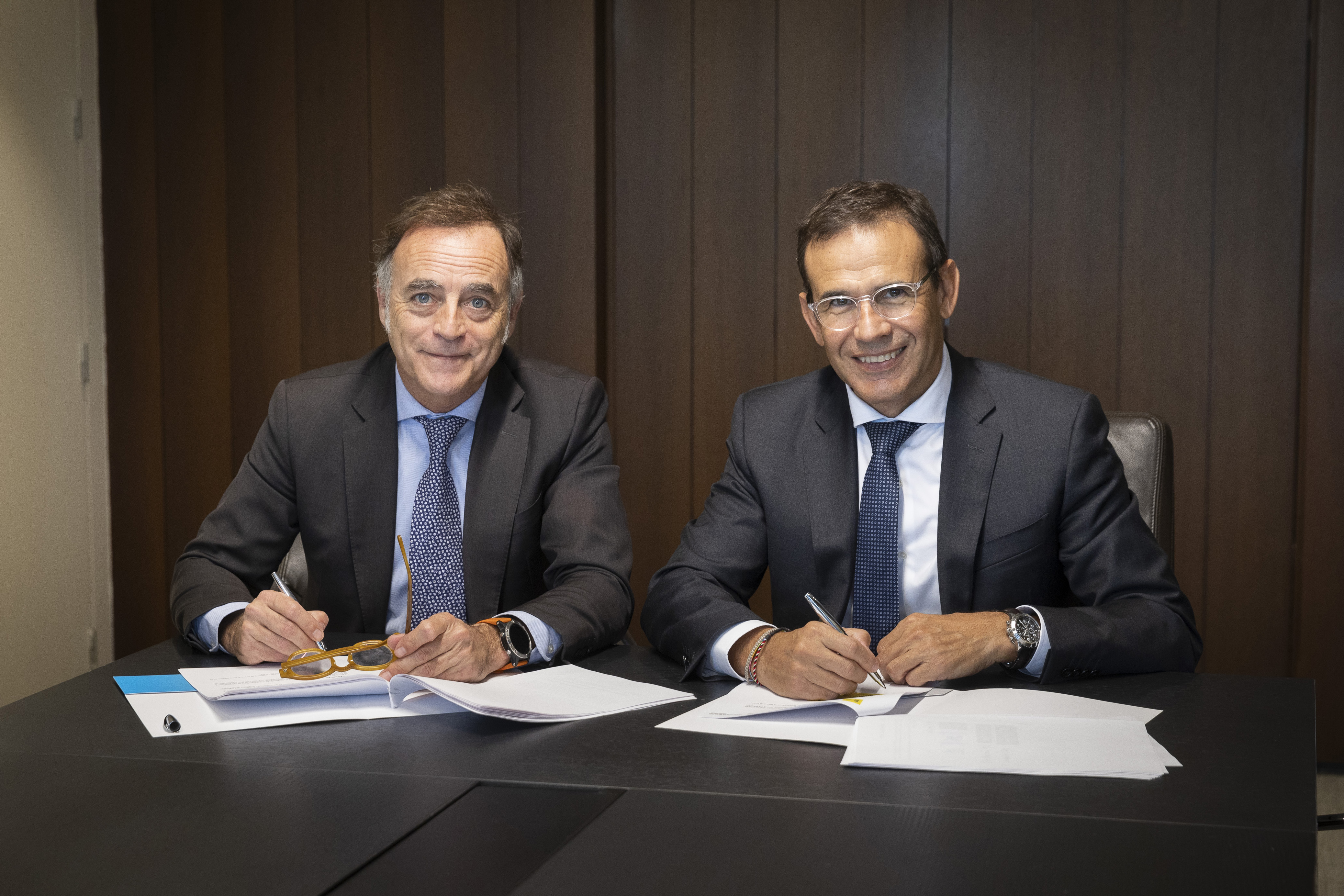 J. Antonio Valls, director general de Alimentaria Exhibitions, y Jaume Masana, director de Negocio de CaixaBank.