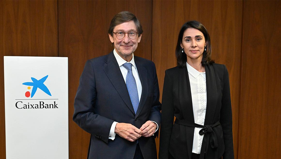 El presidente de CaixaBank, José Ignacio Goirigolzarri y la directora de CaixaBank Dualiza, Paula San Luis