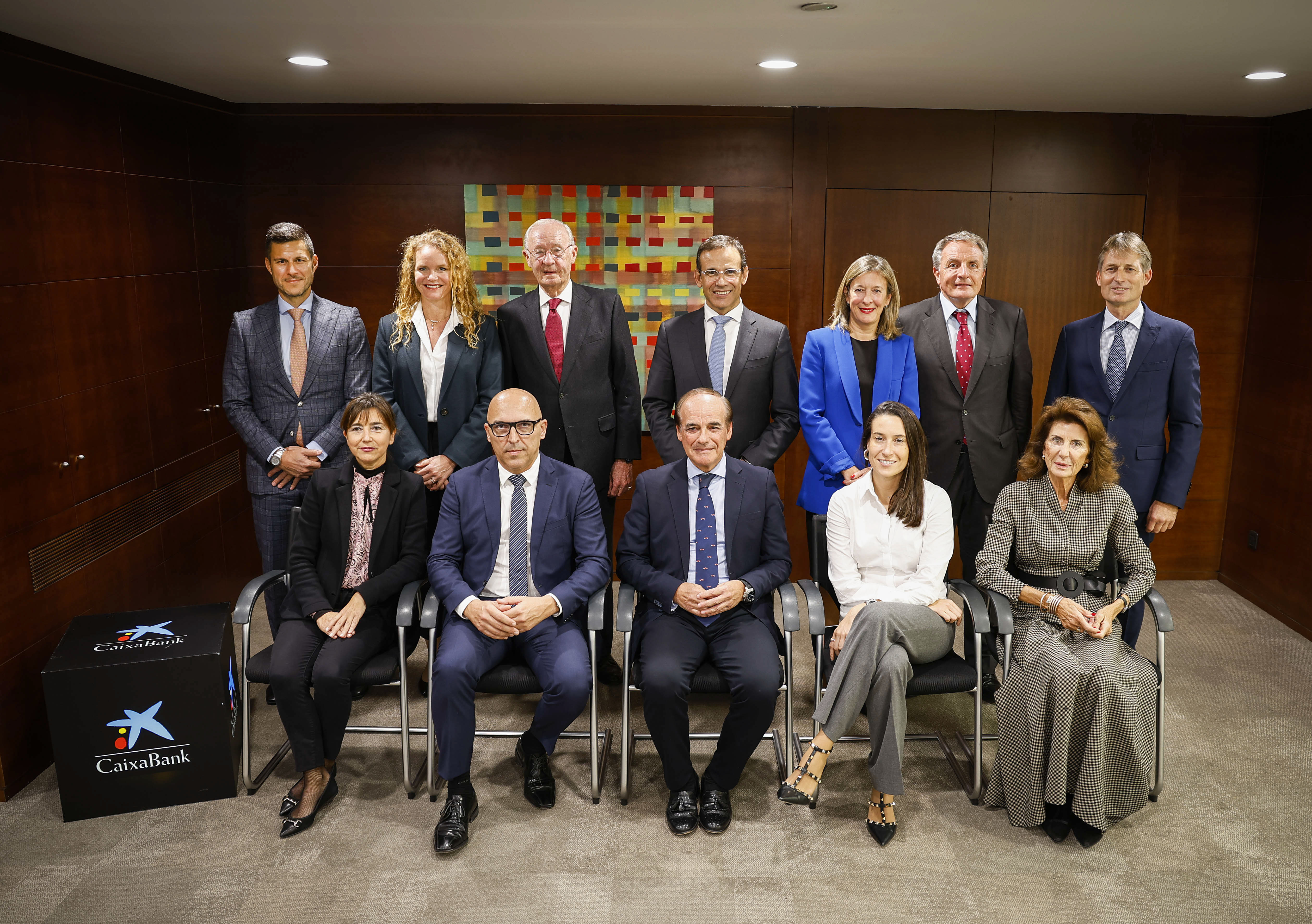 Miembros del Consejo Asesor Territorial de Baleares en el que han participado Jaume Masana, director de Negocio de CaixaBank (en el centro de pie) y María Cruz Rivera, directora territorial de CaixaBank en Baleares (quinta por la izda. de pie).