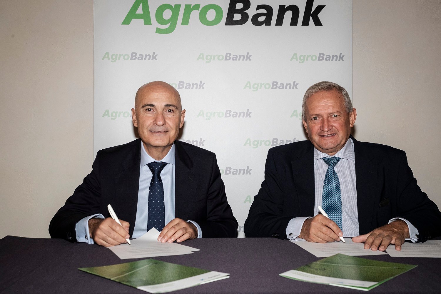 D’esquerra a dreta, el director d’AgroBank, Jaime Campos, i el president de Cooperativas Agro-alimentarias de España, Ángel Villafranca.