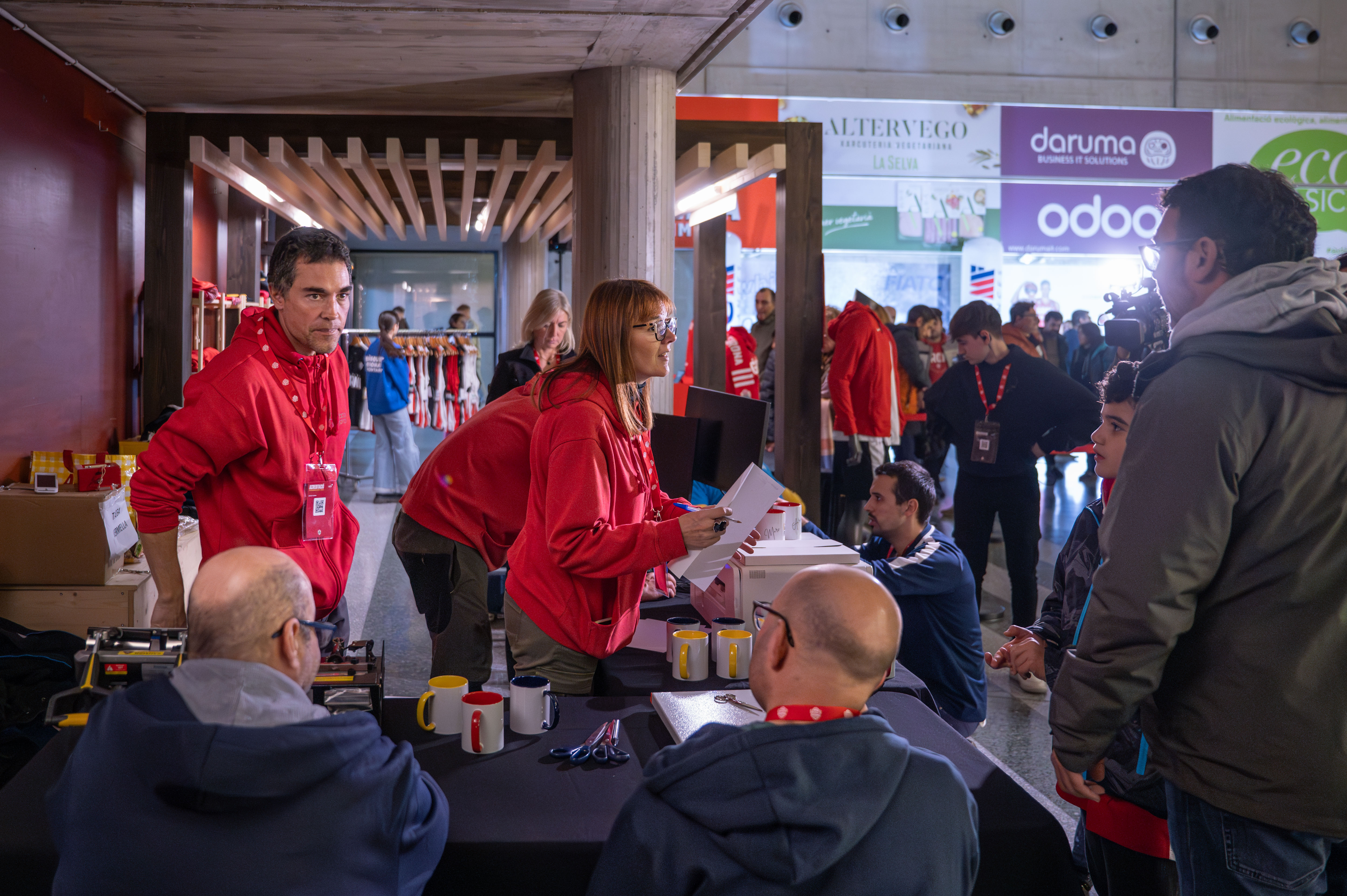Voluntaris de la Fundació Els Joncs treballant al partit del Basquet Girona