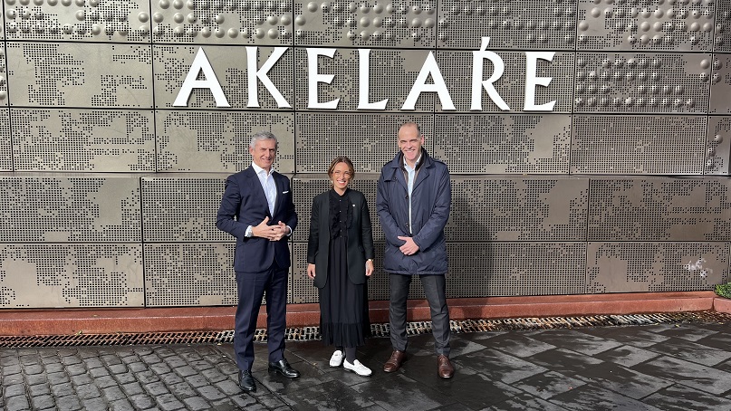  Juan Pedro Badiola, Director Territorial Norte de CaixaBank; Oihana Subijana, General Manager Hotel Akelarre; Alex Belloso, Director del Centro de Empresas de CaixaBank en Gipuzkoa, en la entrada de Akelarre