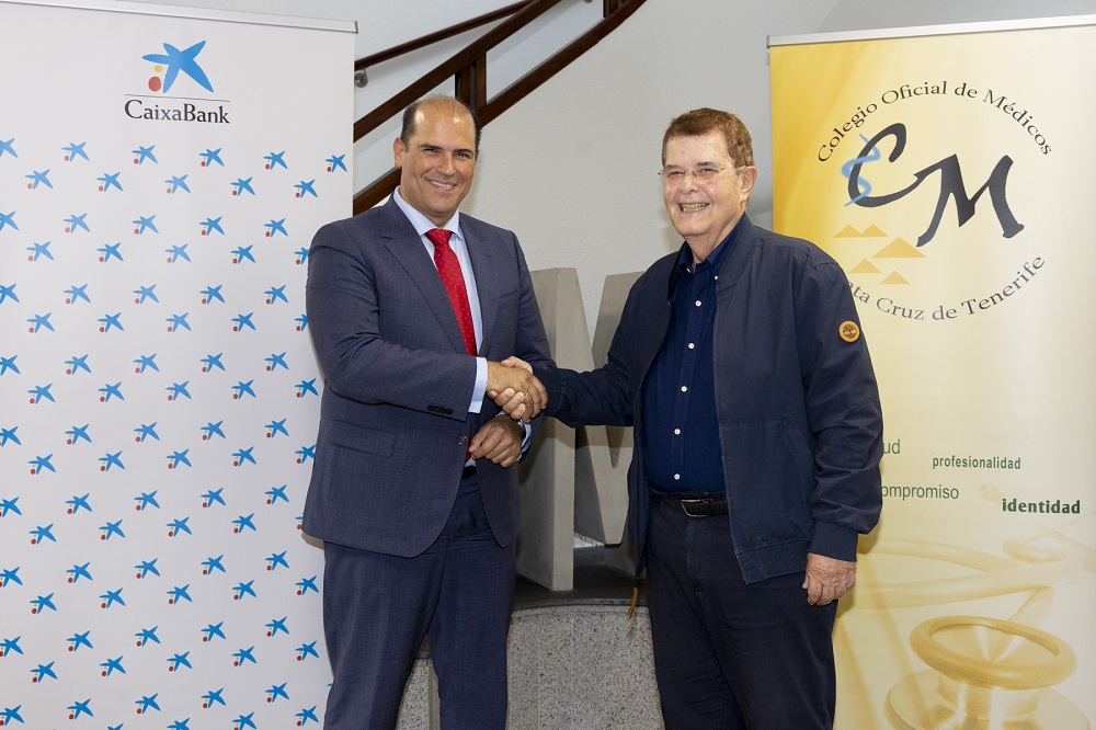 Manuel Afonso, director territorial de CaixaBank en Canarias, y Rodrigo Martín, presidente del Colegio Oficial de Médicos de Santa Cruz de Tenerife, durante la firma del acuerdo