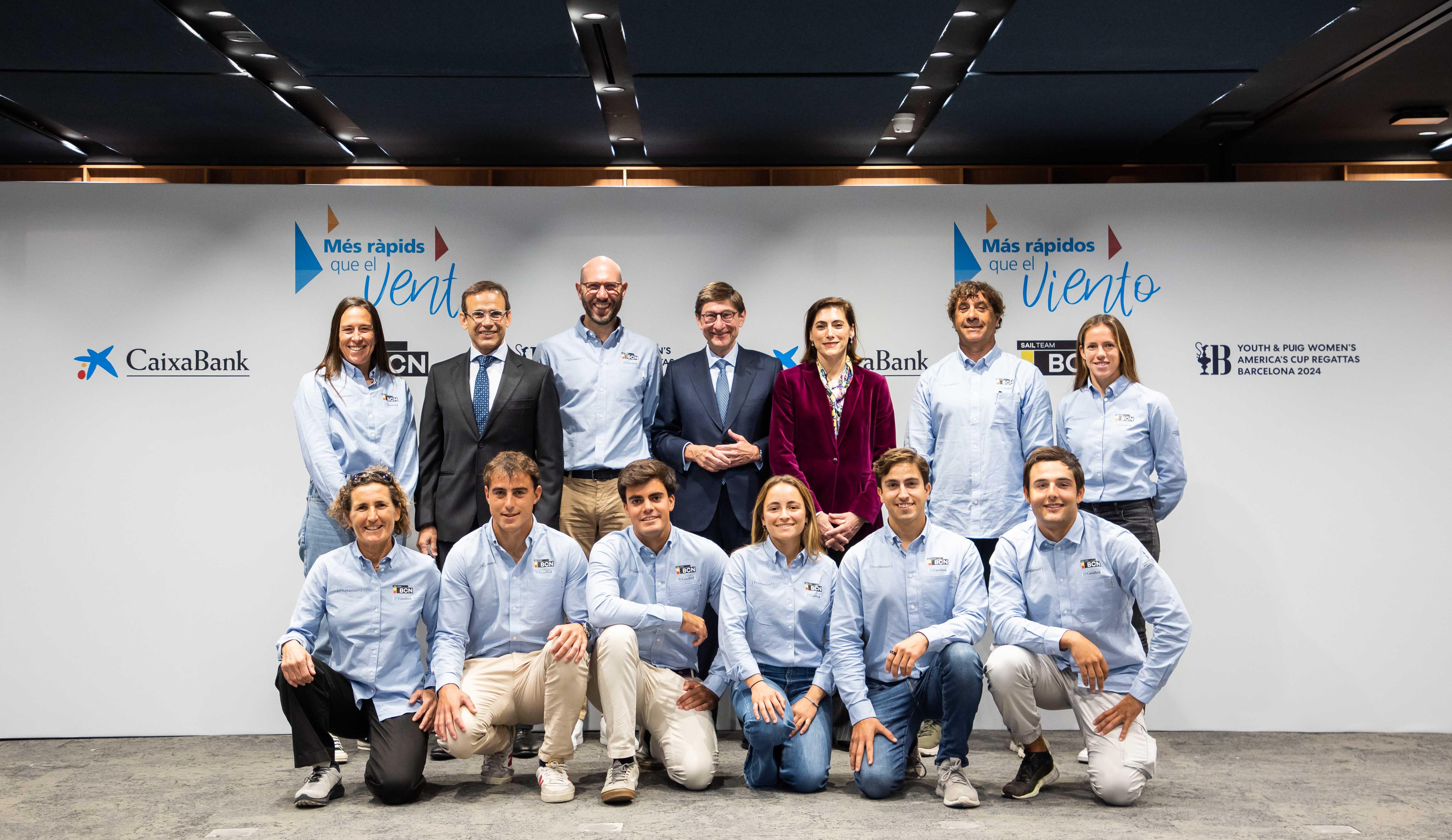 José Ignacio Goirigolzarri, presidente de CaixaBank; Jaume Masana, director de negocio de CaixaBank; y Maria Luisa Martínez, directora de comunicación y relaciones institucionales, junto al equipo del Sail Team BCN.