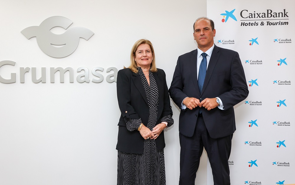 Alicia Martinón, CEO del Grupo Grumasa Martinón, y Manuel Afonso, director territorial de CaixaBank en Canarias