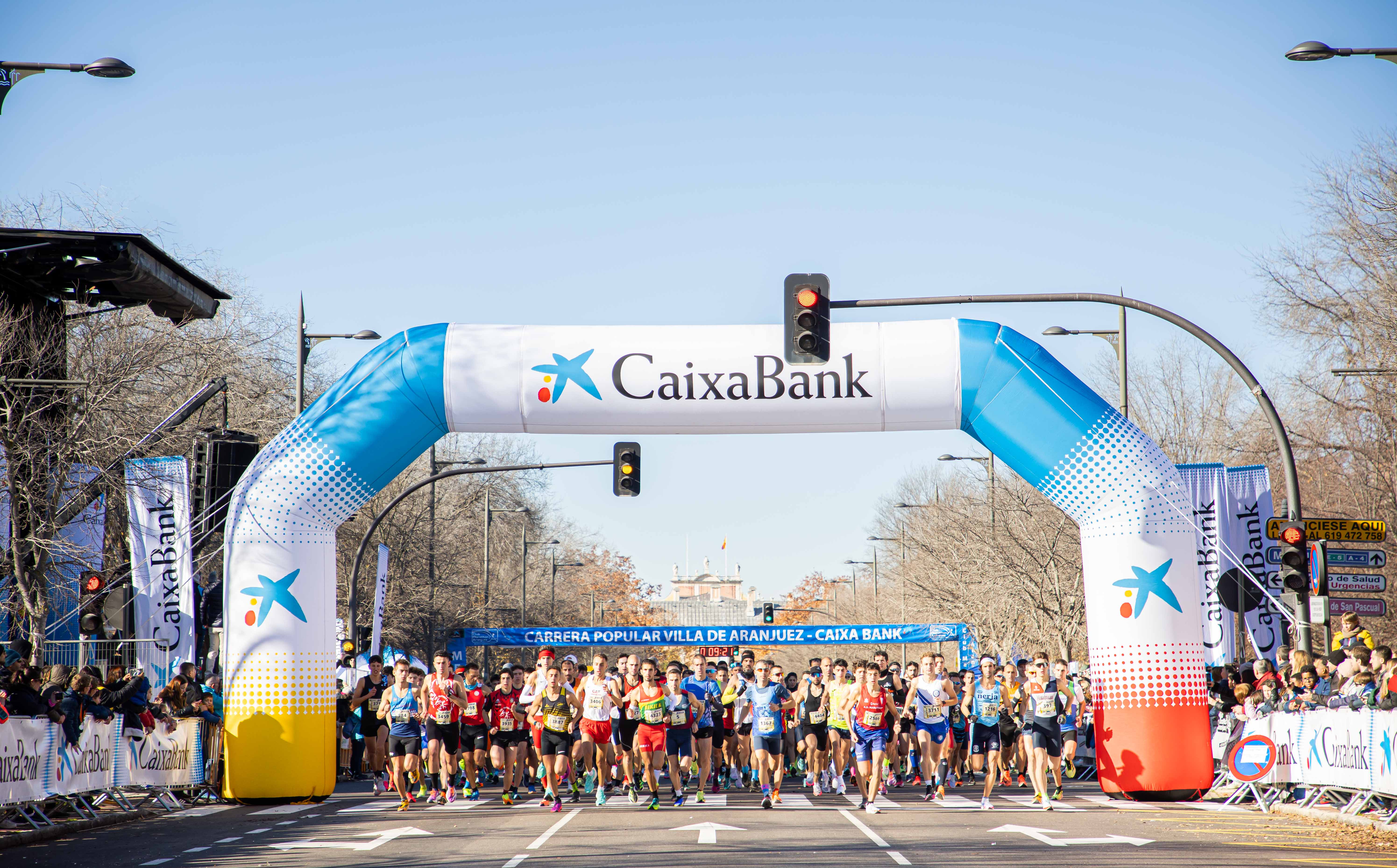Imagen de la salida de la XXXIX Carrera Popular CaixaBank Villa de Aranjuez.
