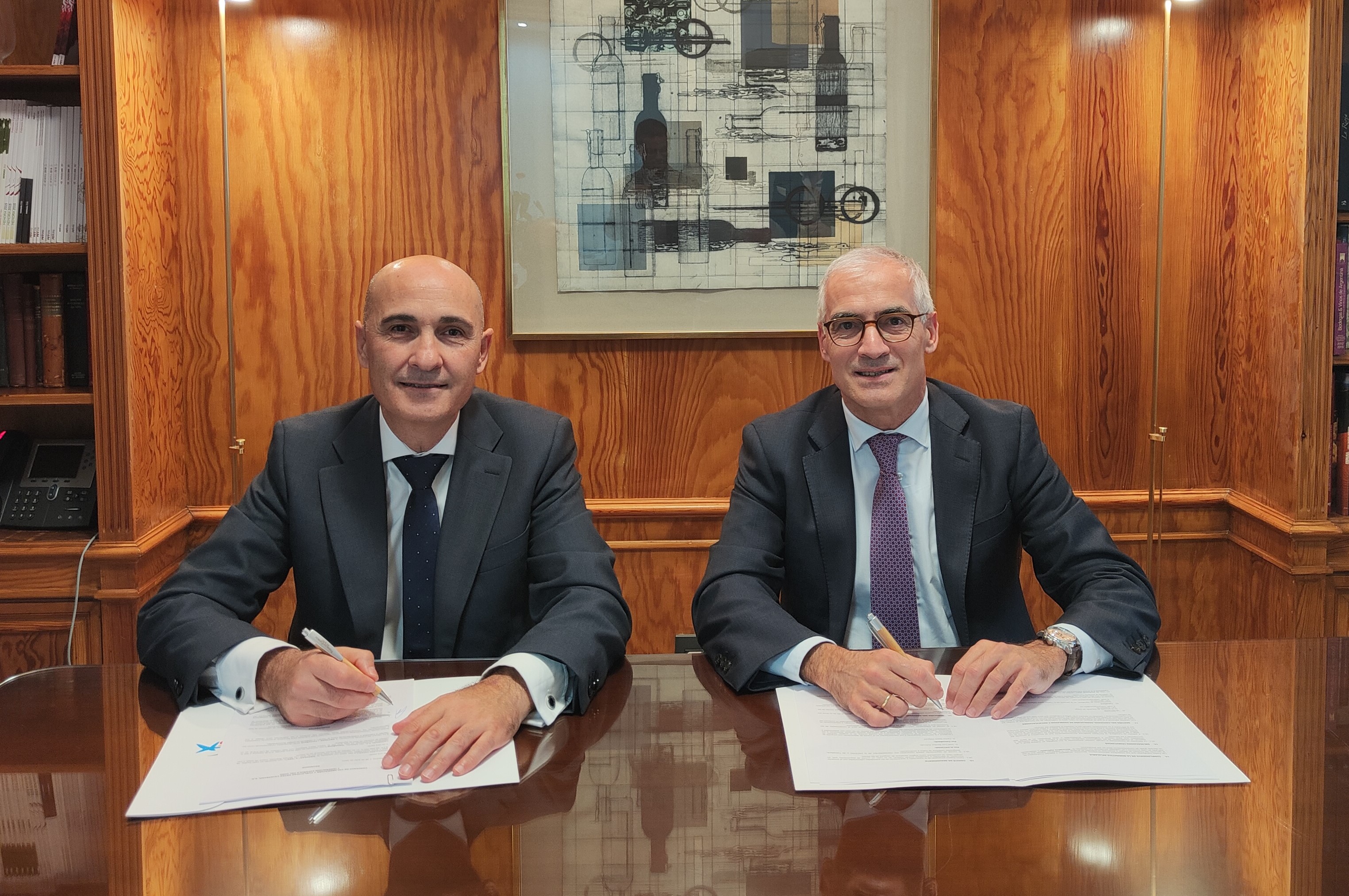 El director de AgroBank, Jaime Campos, y el director general de la FEV, José Luis Benítez.