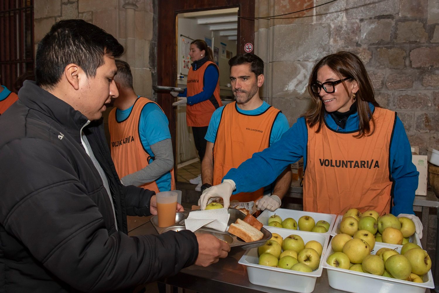 Foto de la actividad de voluntariado en el Comedor Santa Anna en el que participaron, entre otros, la directora territorial de CaixaBank en Barcelona, Maria Alsina.