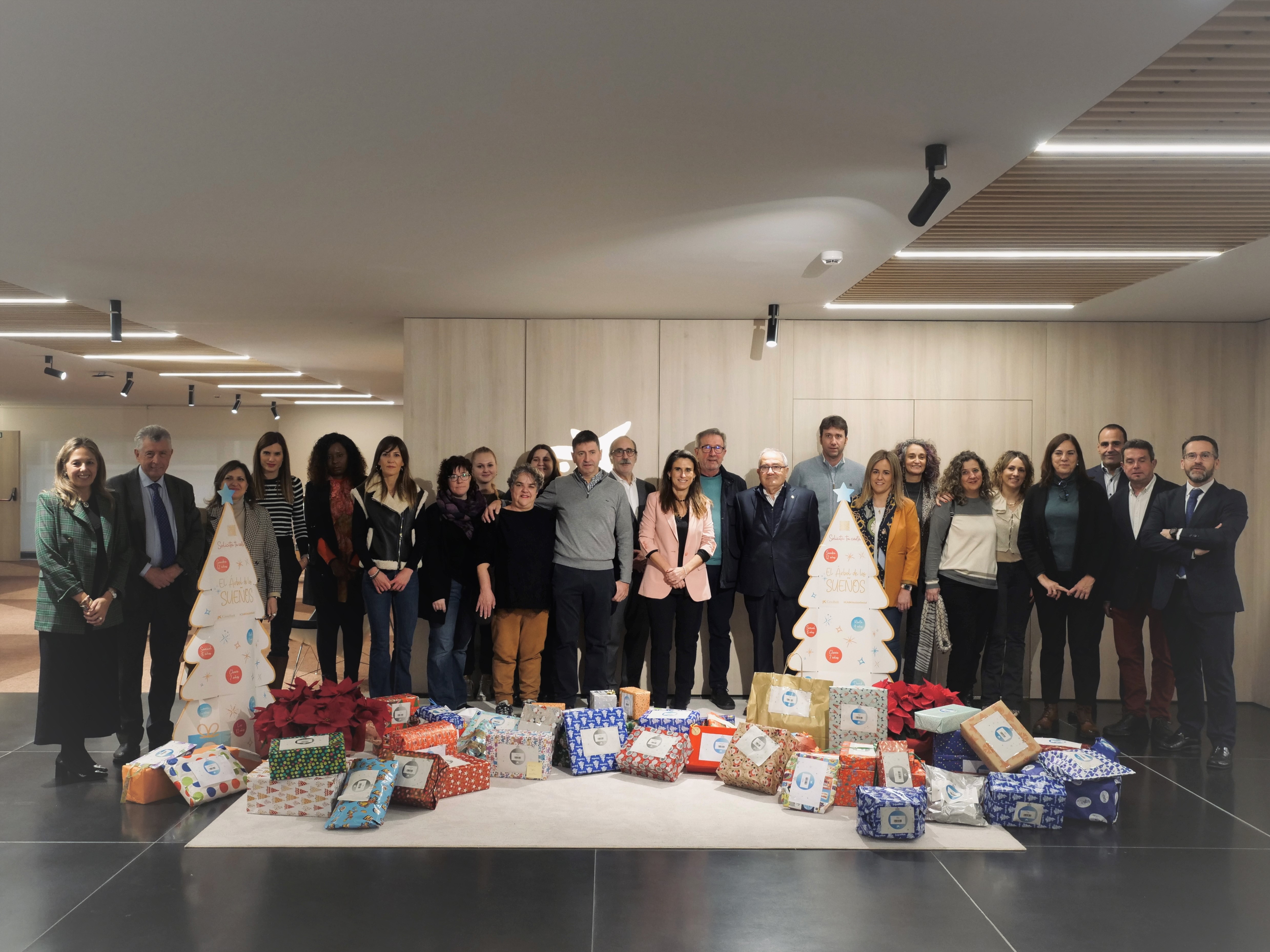 La directora territorial de CaixaBank, Isabel Moreno, junto a las once entidades sociales y siete empresas que han participado en esta edición de "El Árbol de los Sueños"