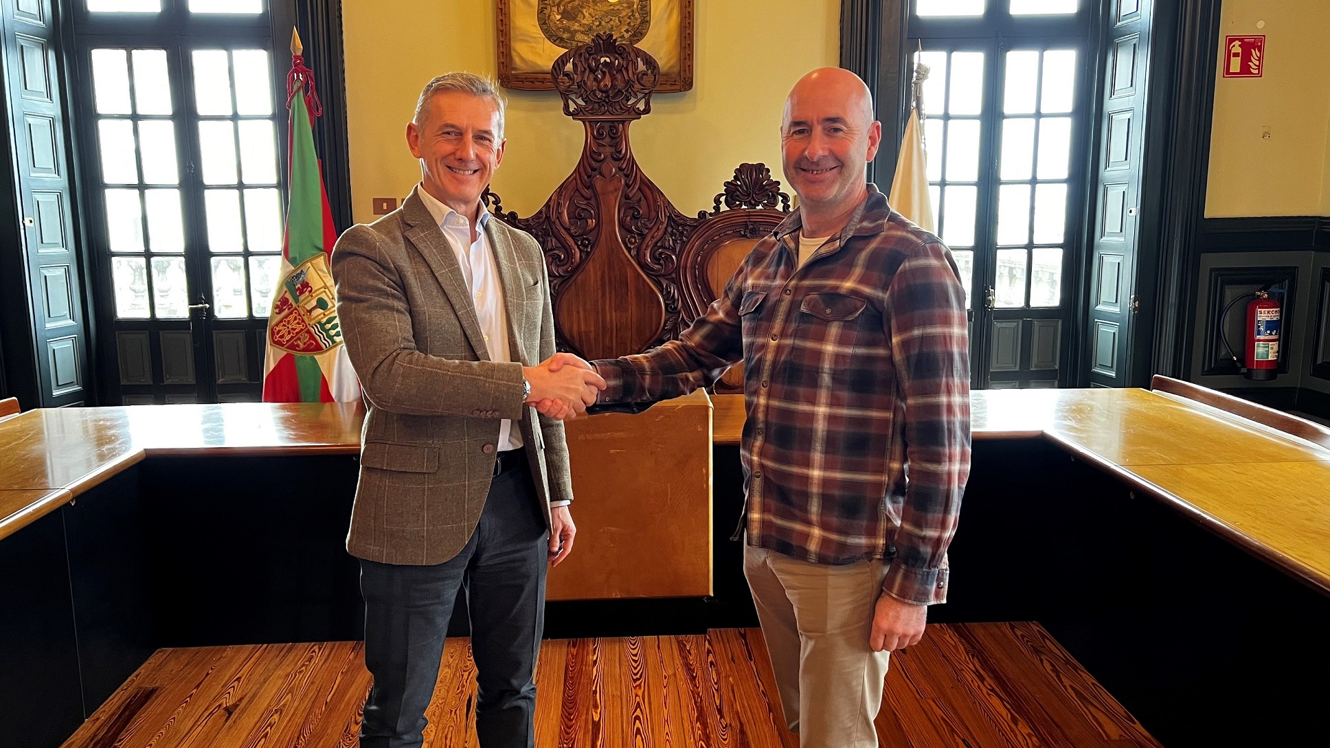 FOTO - Juan Pedro Badiola, director territorial norte de CaixaBank, y Ander Aldazabal, alcalde de Lekeitio, en el salón de plenos del Ayuntamiento de Lekeitio