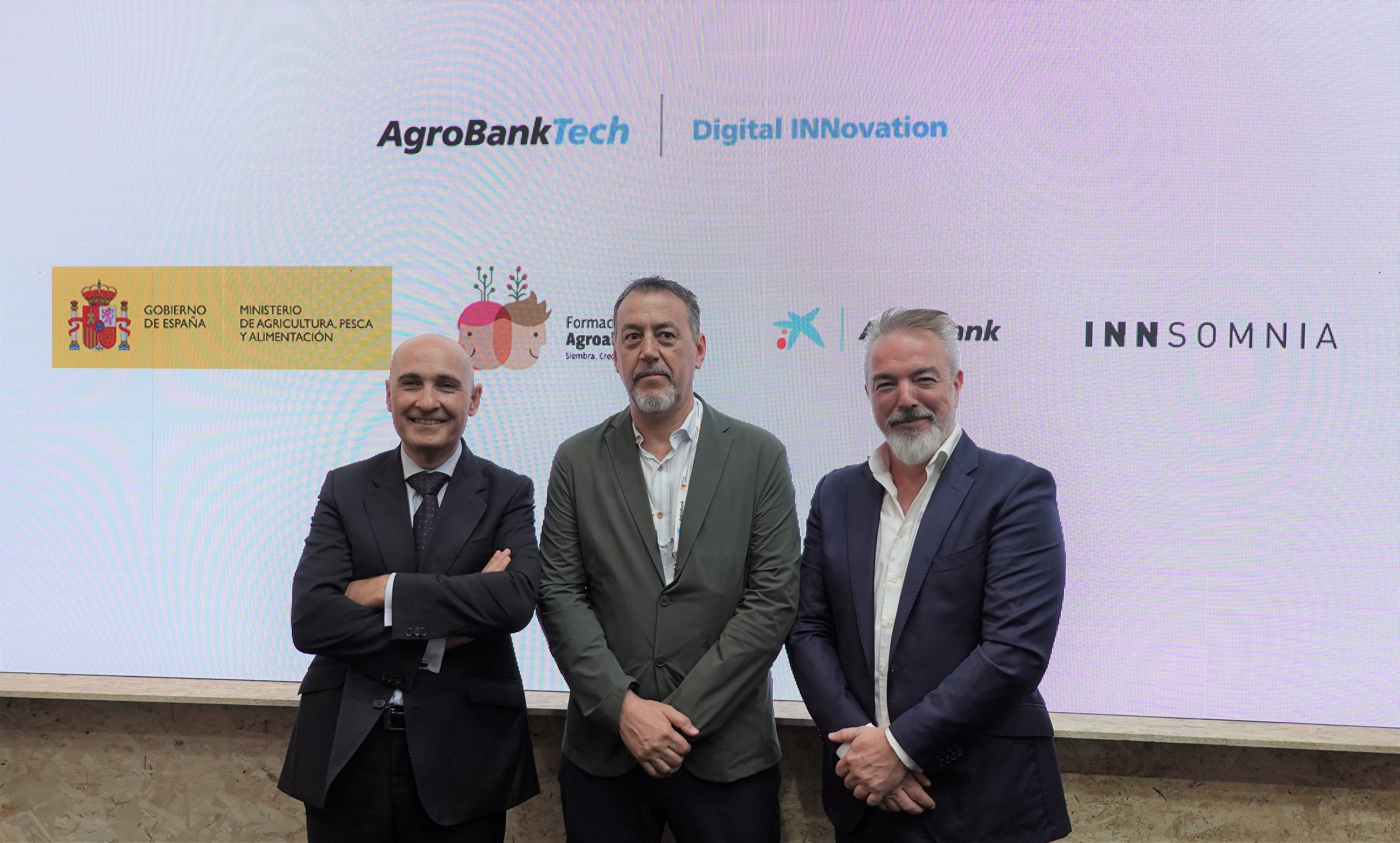 Jaime Campos, AgroBank director, José Ángel González, Innsomnia agritech manager, and Carlos Seara, AgroBank branch network director.