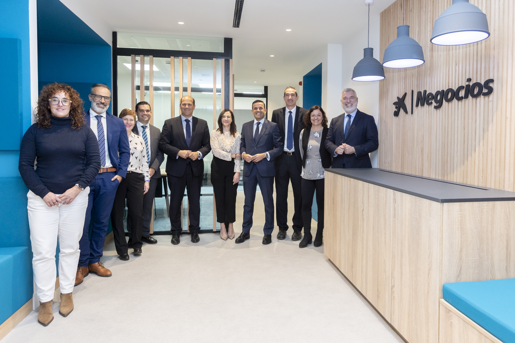 Equipo humano de la nueva Store Negocios La Laguna junto al director territorial de CaixaBank en Canarias, Manuel Afonso