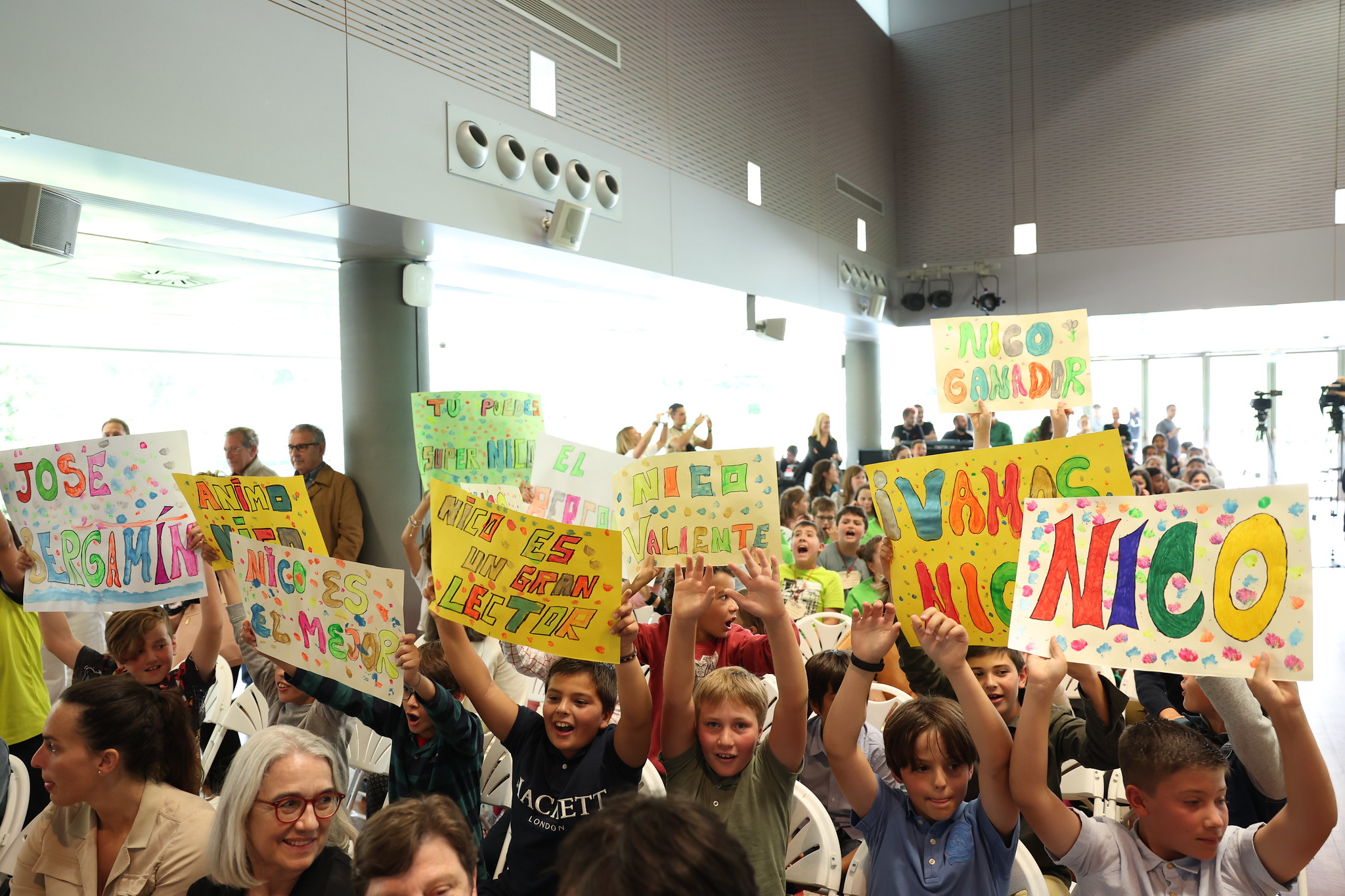 Nens animant els seus companys a la final de l'any passat dels Petits Gegants de la lectura. ©Isabel Infantes.