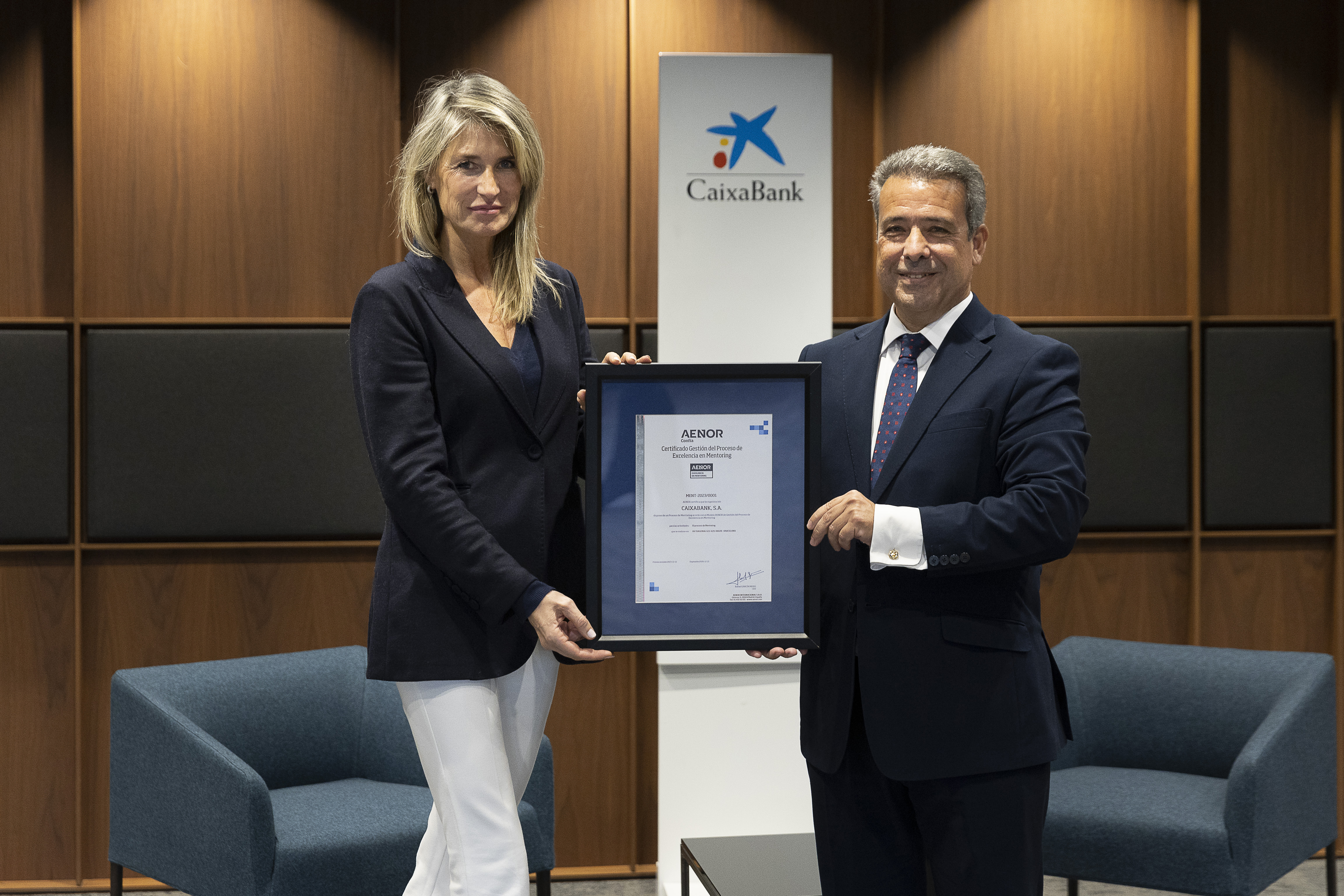 Anna Quirós, directora de Cultura i Selecció de CaixaBank, i Ángel Luis Sánchez Cerón, director de la Regió Mediterrània d’AENOR.