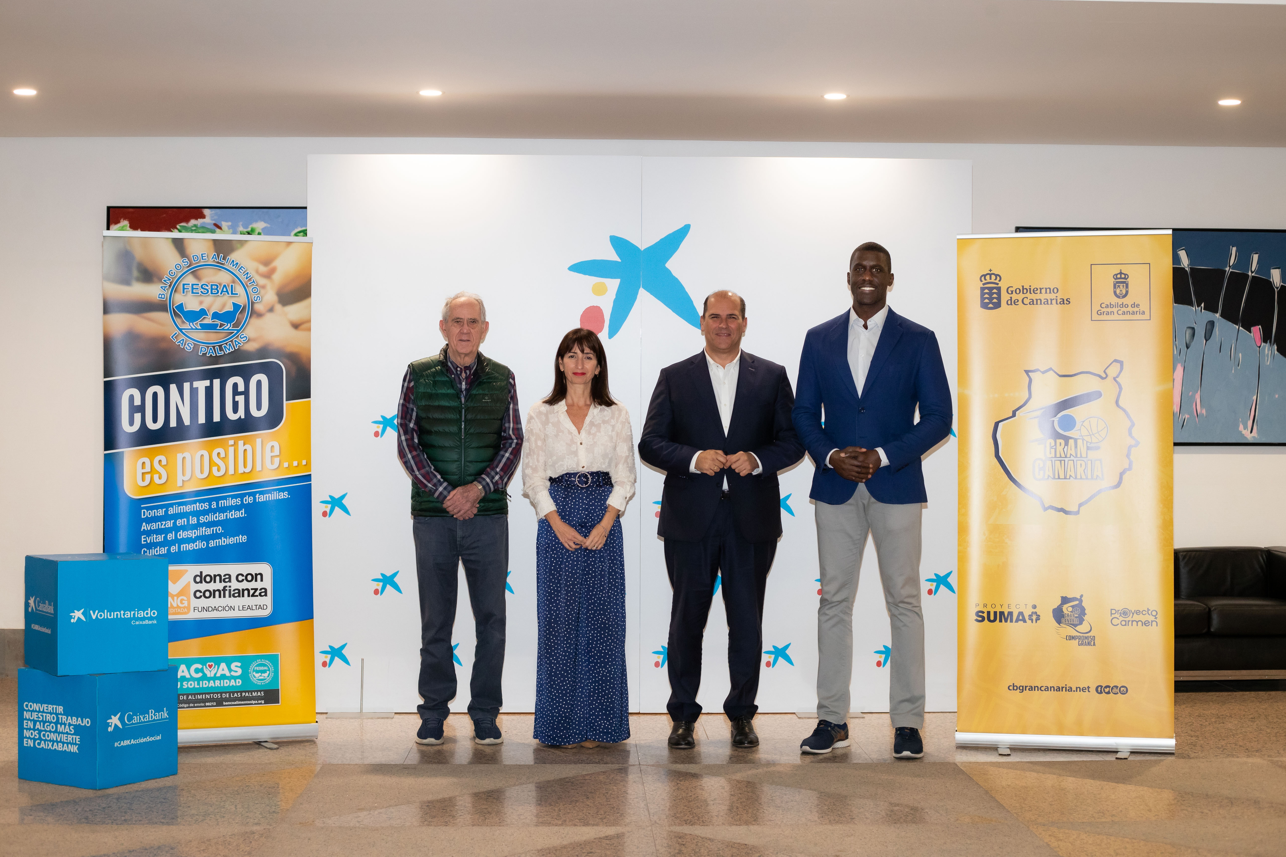 (De izda. a dcha.): el presidente del Banco de Alimentos de Las Palmas, Pedro Llorca; la responsable de Acción Social de CaixaBank en Canarias, Olga del Pino; el director territorial de CaixaBank en Canarias, Manuel Afonso; y el presidente del Club Baloncesto Gran Canaria, Sitapha Savané.
