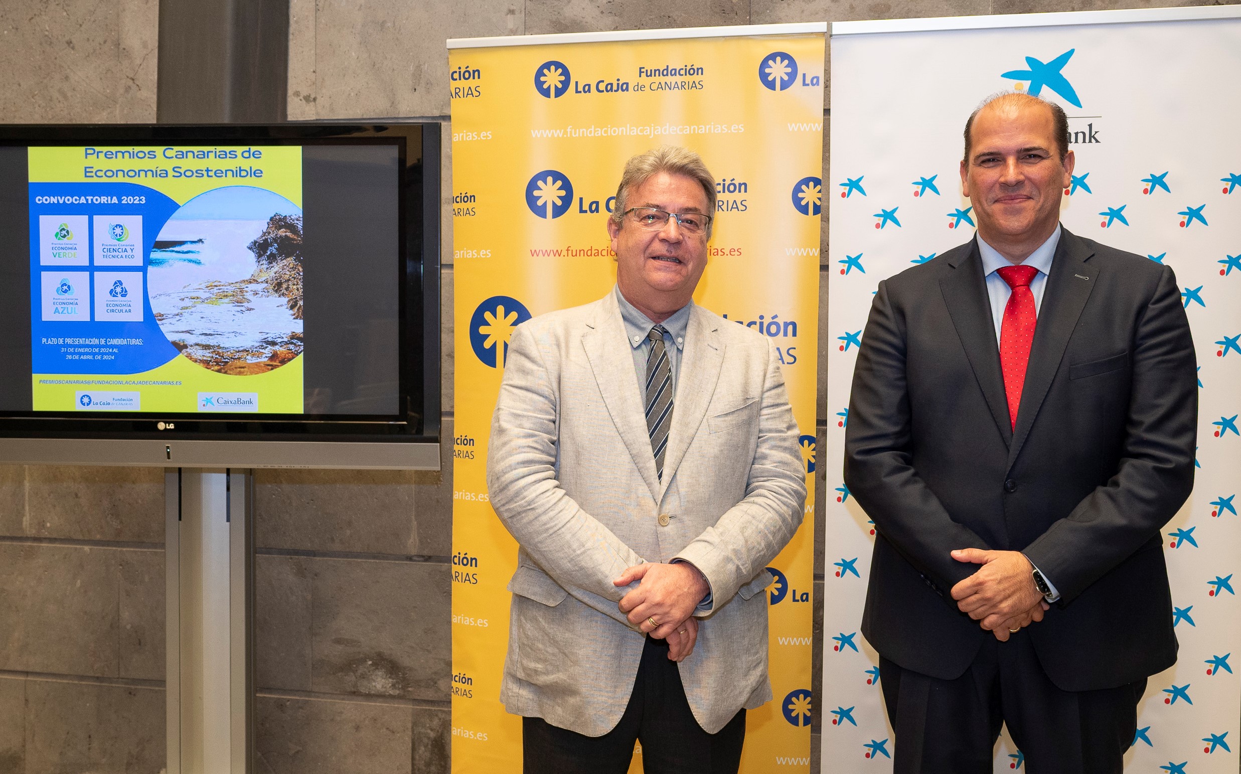 Fernando Fernández, director general de la Fundación La Caja de Canarias, y Manuel Afonso, director territorial de CaixaBank en Canarias.