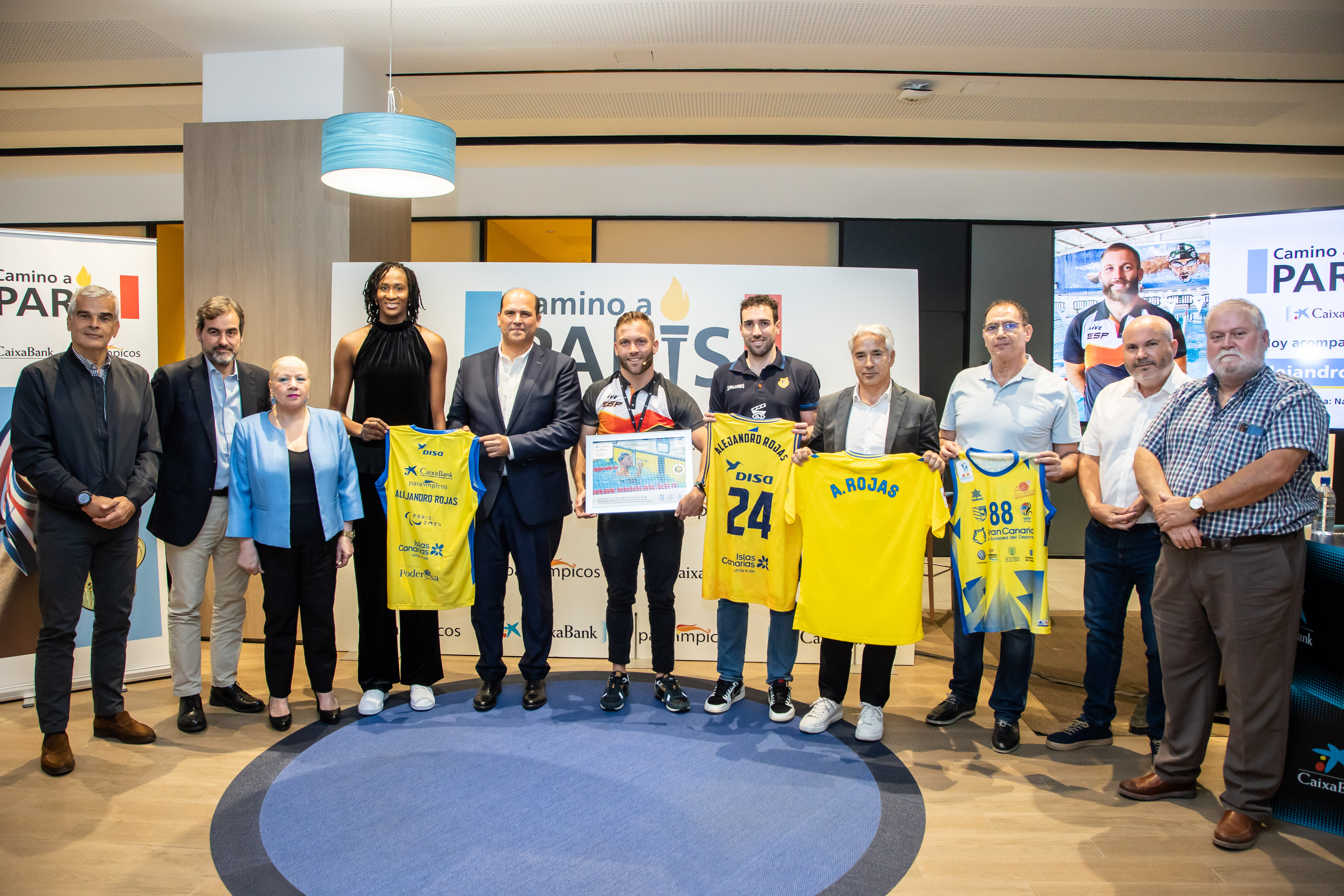 El deportista Alejandro Rojas y el director territorial de CaixaBank en Canarias, Manuel Afonso, junto a representantes de las principales entidades deportivas de Gran Canaria.