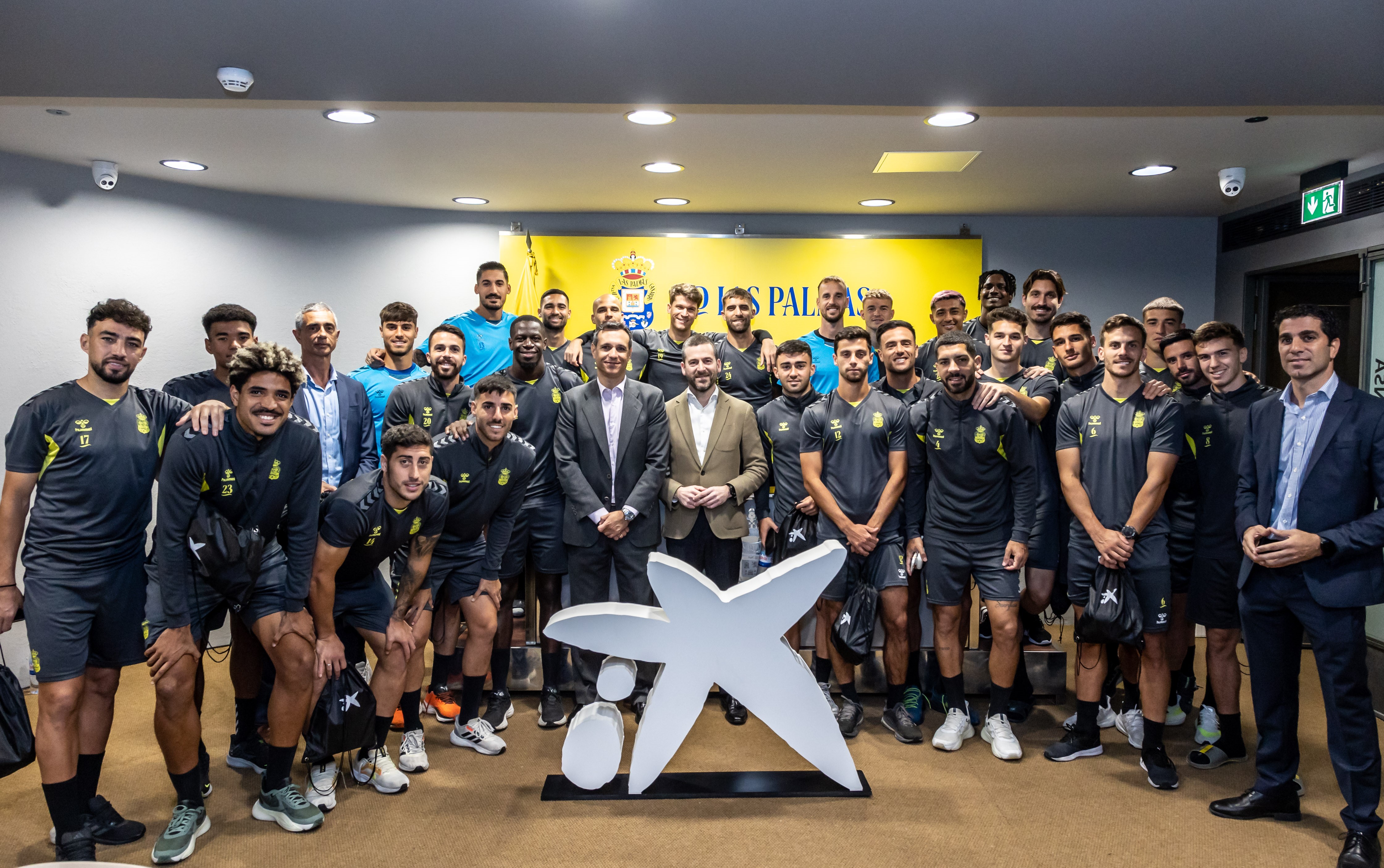 Jornada de educación financiera con la plantilla de la UD Las Palmas organizada por CaixaBank.