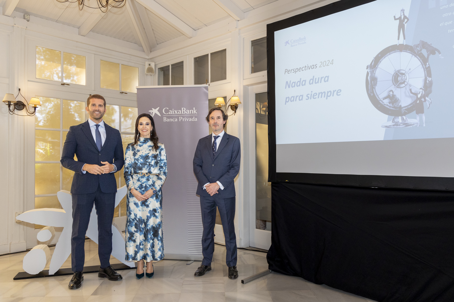 De izquierda a derecha: Guillermo Guigou, director del Centro de Banca Privada de Tenerife; Laura García, directora comercial de Banca Privada de CaixaBank en Canarias; y Jaime Garrido, gestor de CaixaBank Asset Management.